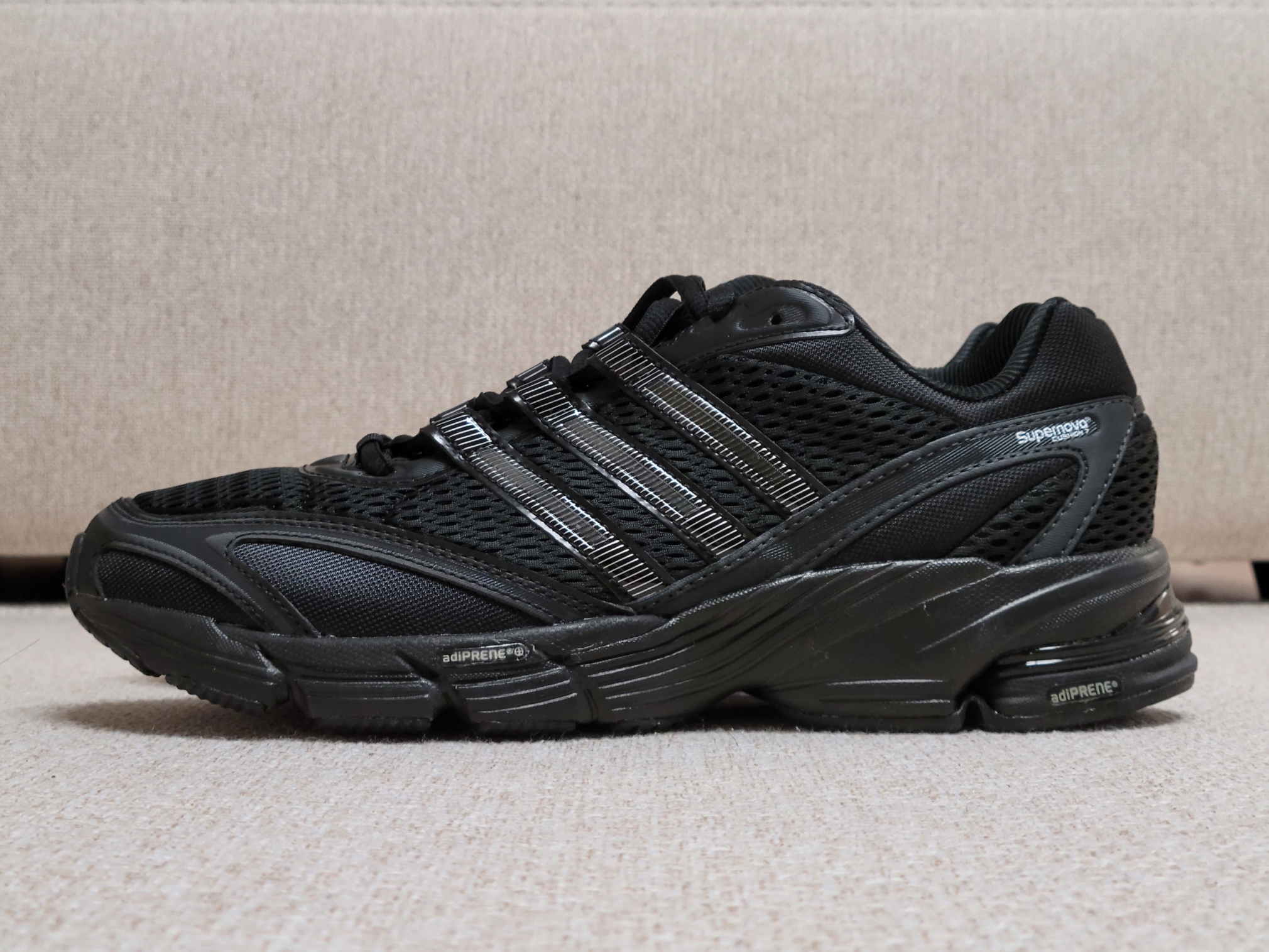 Adidas Supernova Cushion 7 Core Black 착용 스타일 - 1