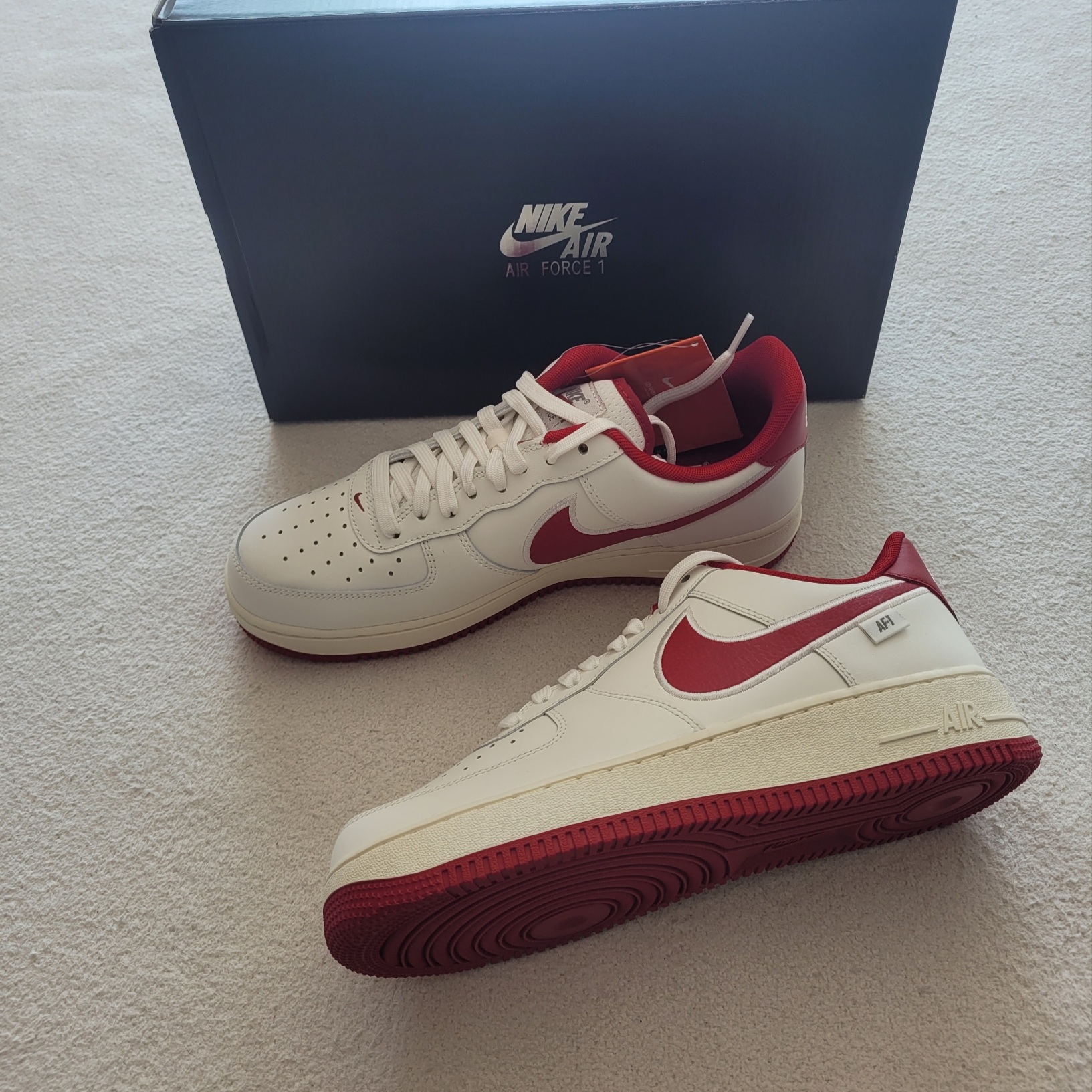 Nike Air Force 1 '07 Sail Gym Red 착용 스타일