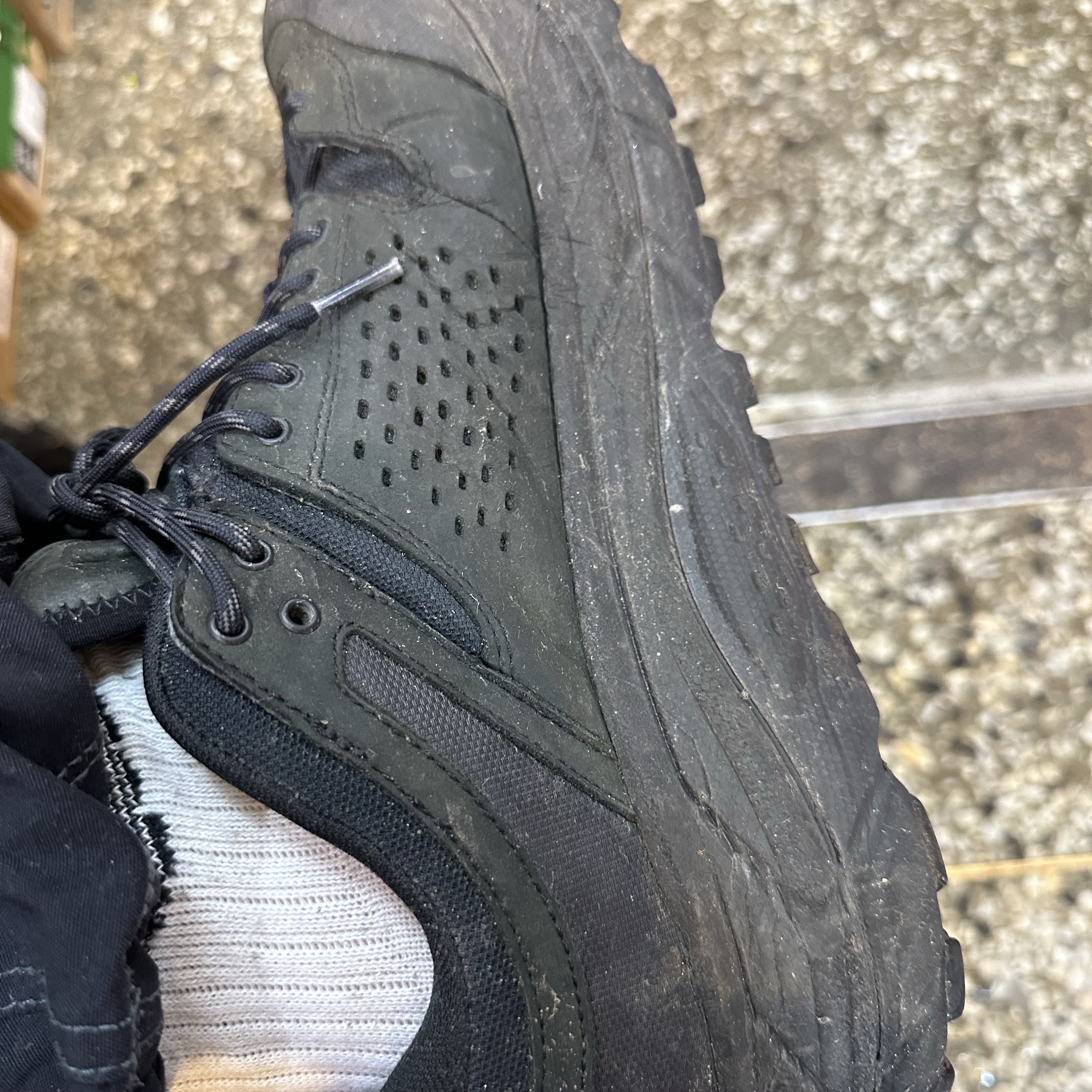 Hoka Tor Ultra Low Black 착용 스타일