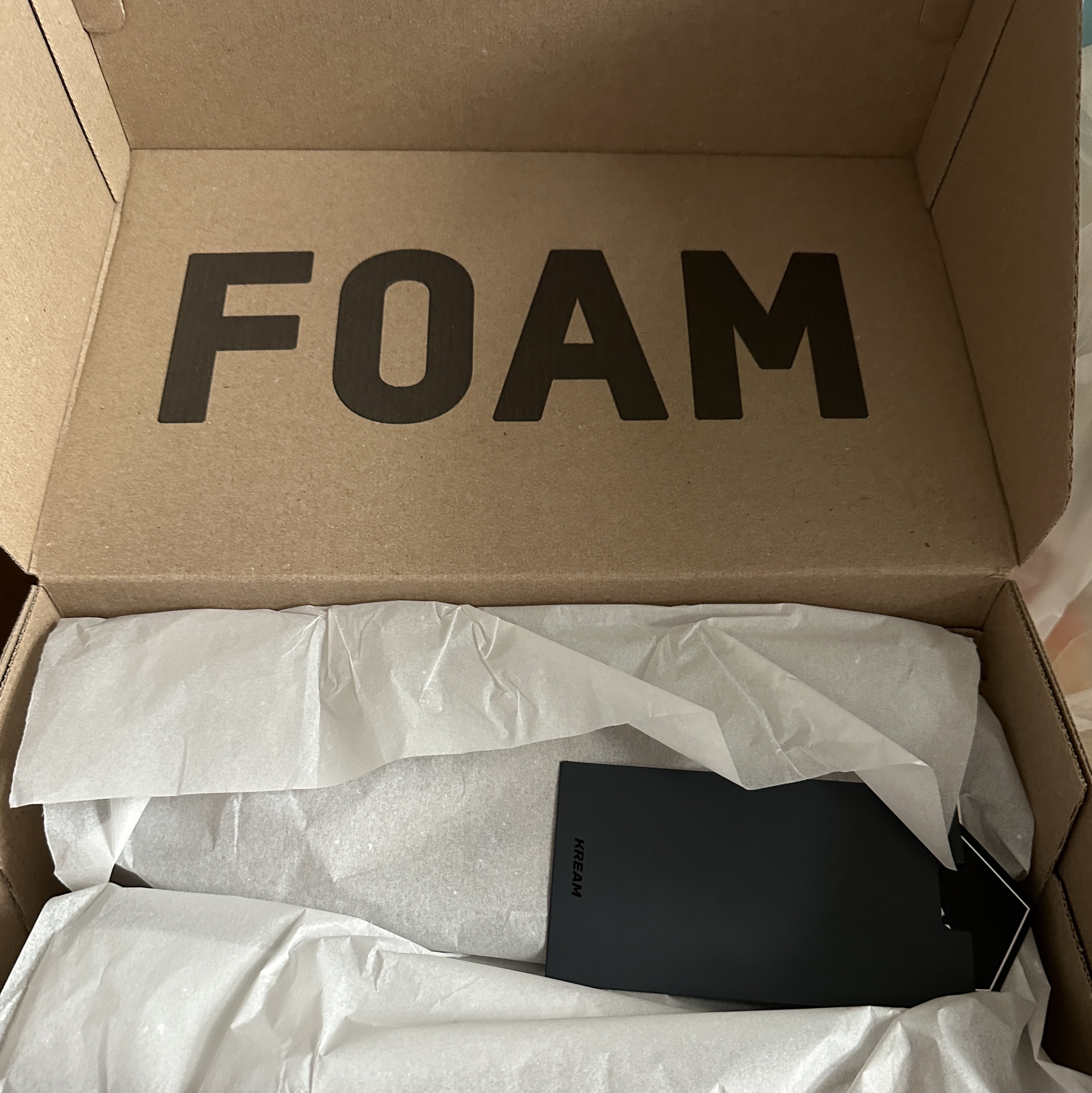 Adidas Yeezy Foam RNNR Clay Taupe 착용 스타일