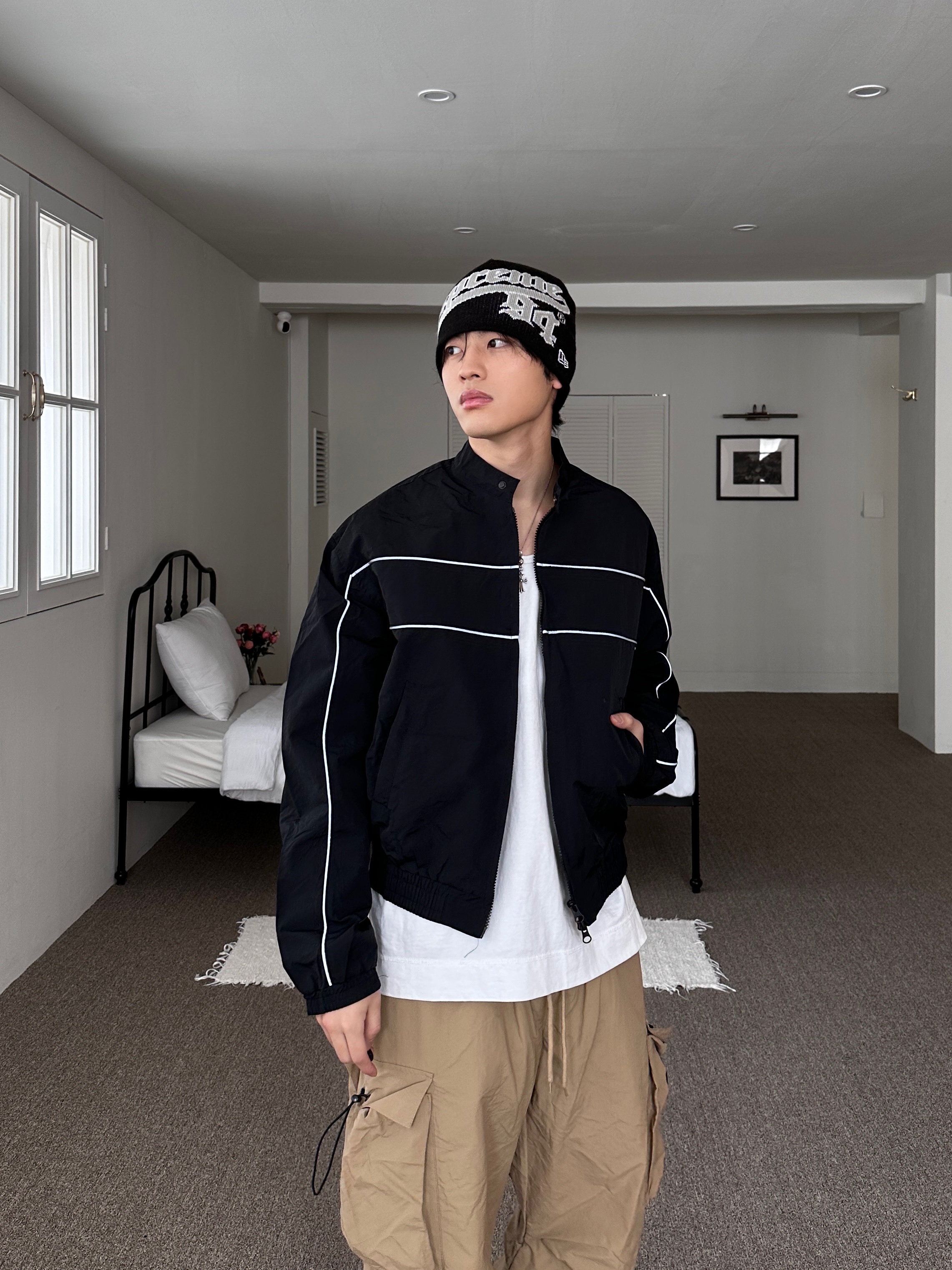 Supreme New Era Script Beanie Black - 22FW 착용 스타일 - 1
