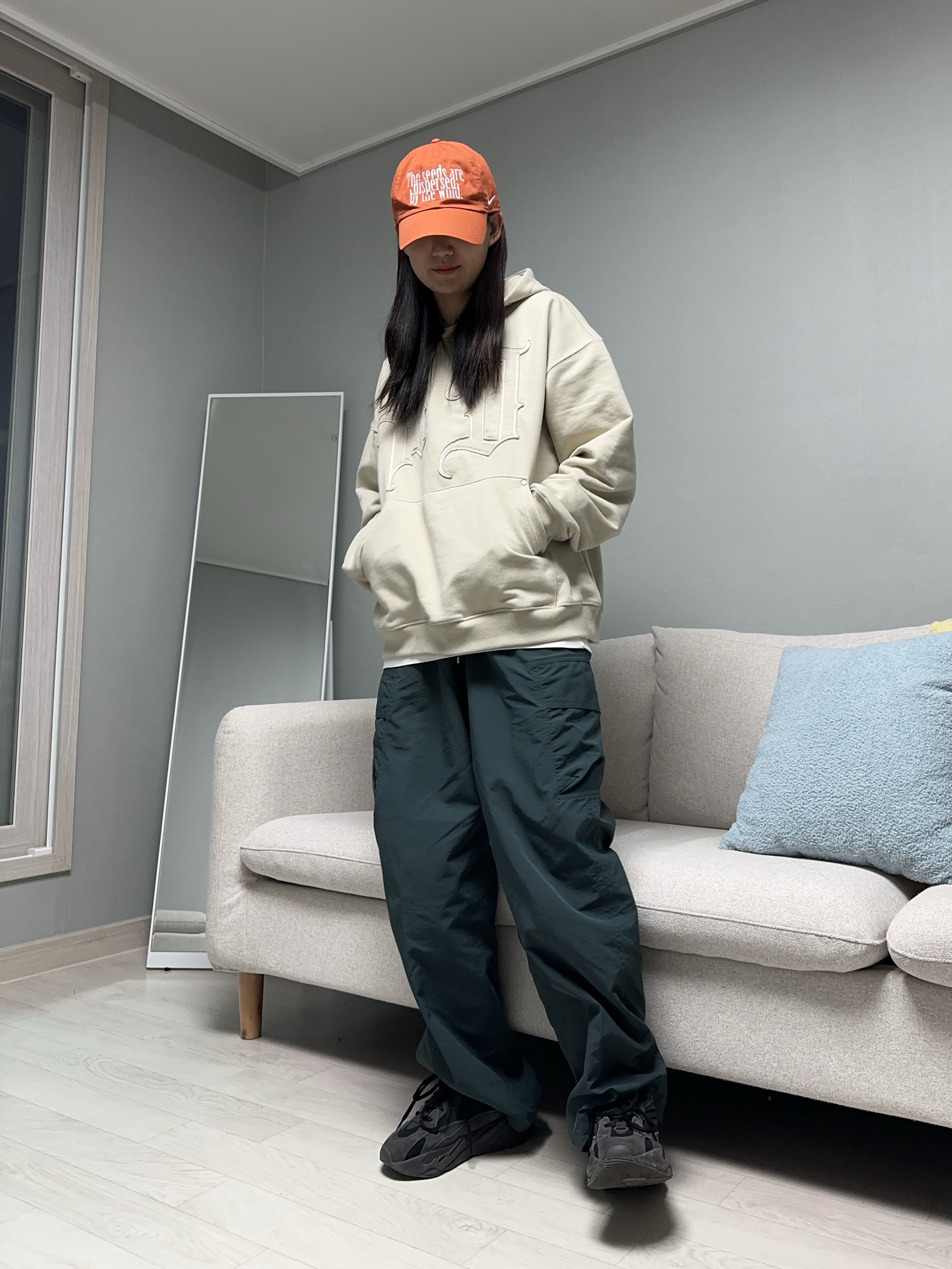 Adidas Yeezy Boost 700 V2 Vanta 2019, Adidas Yeezy Boost 700 V2 Vanta 2022 착용 스타일 - 2