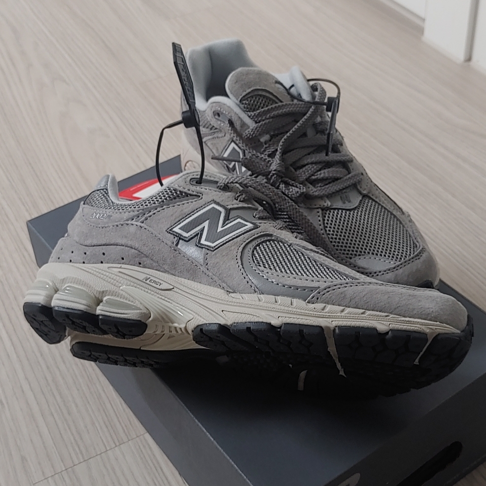 New Balance 2002R Grey 착용 스타일 - 1