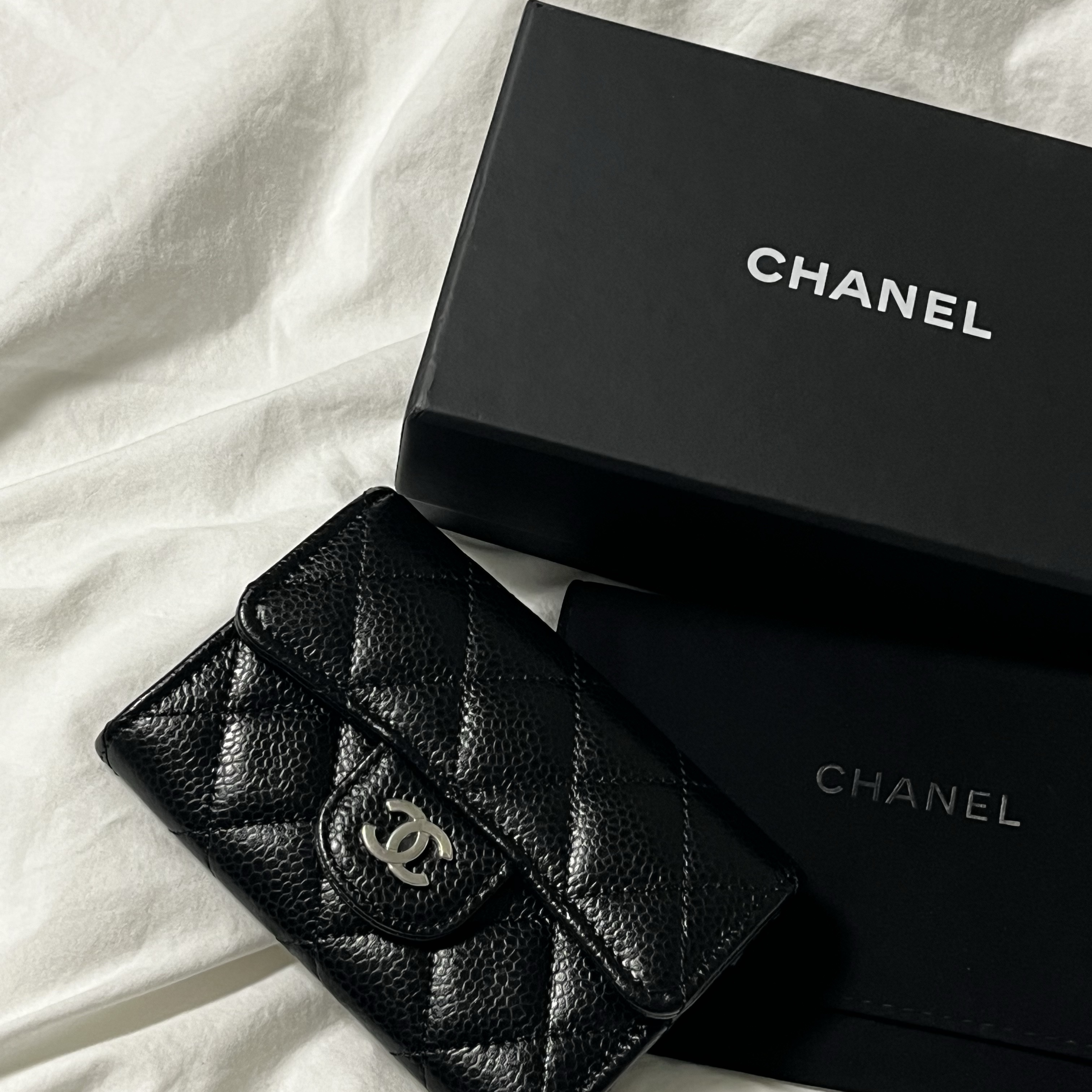 Chanel Classic Card Holder Grained Calfskin & Silver Black 착용 스타일