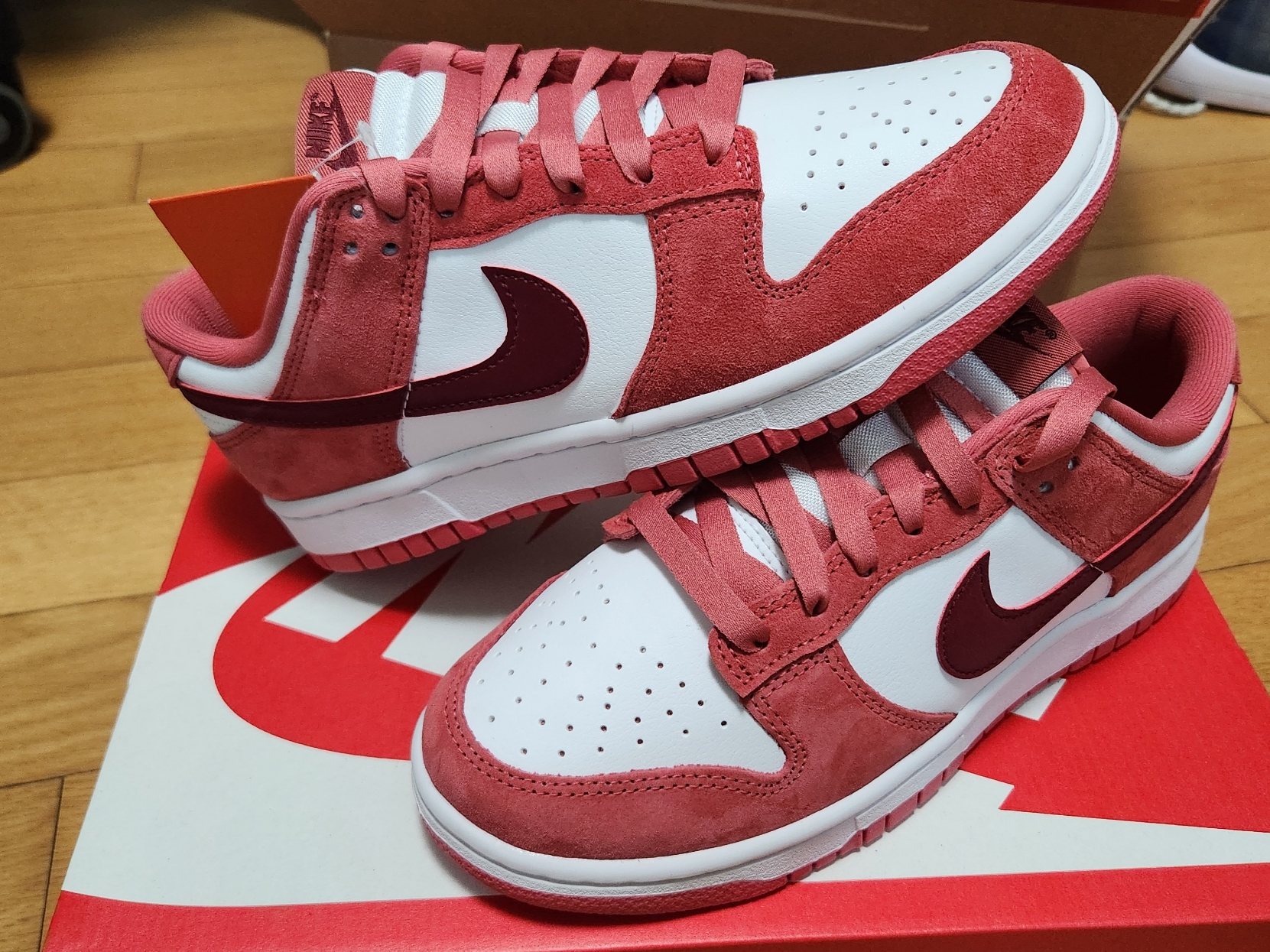 (W) Nike Dunk Low Valentine Day White Adobe 착용 스타일