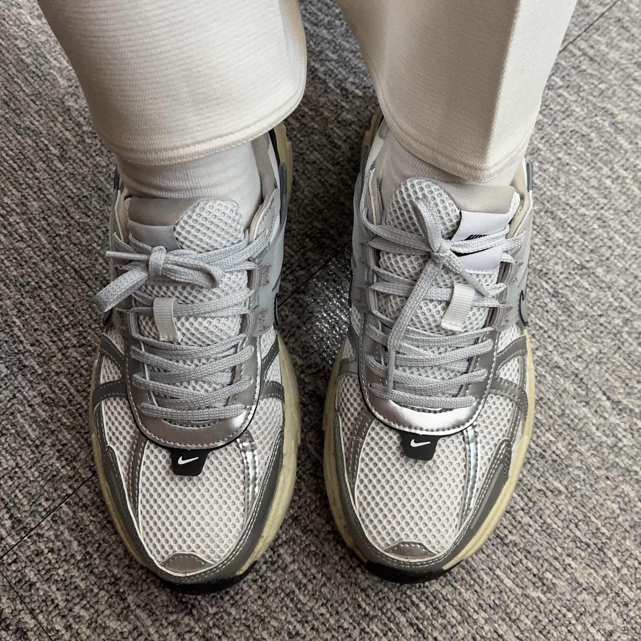 Nike V2K Run Summit White Metallic Silver 착용 스타일