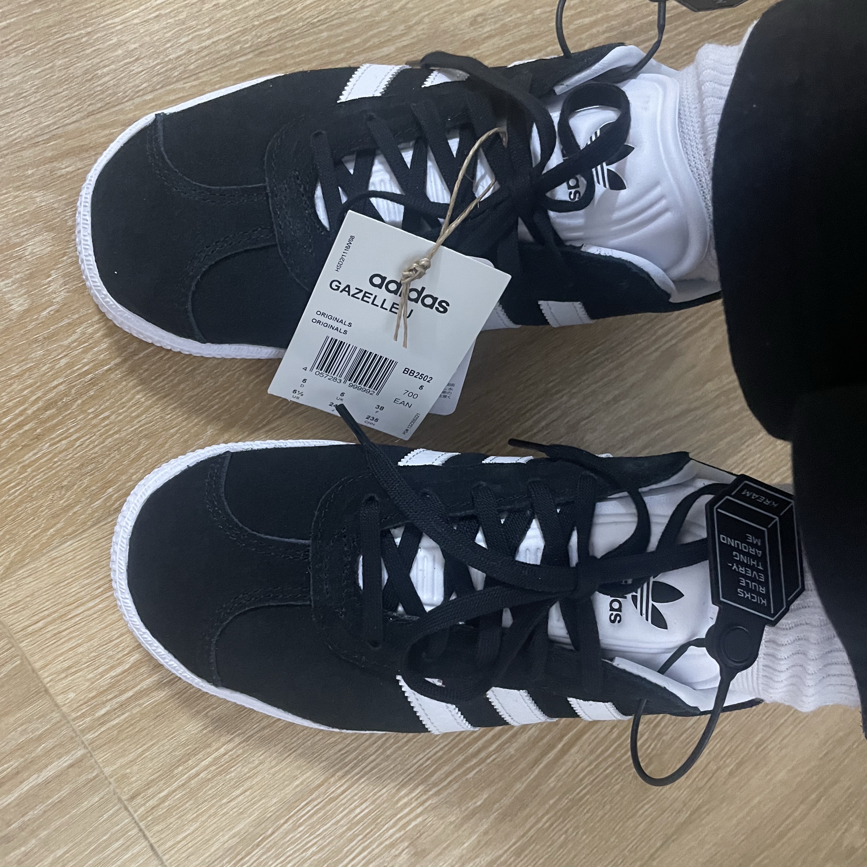 (J) Adidas Gazelle Core Black Cloud White 착용 스타일 - 2
