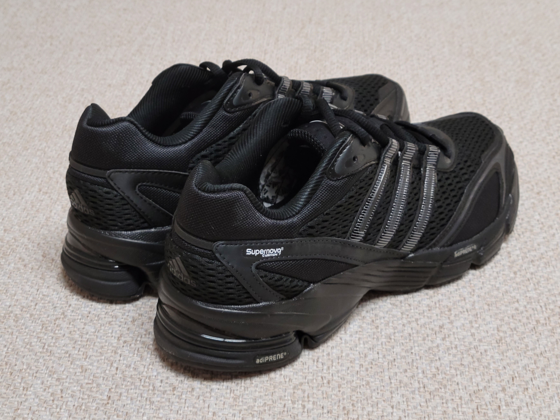 Adidas Supernova Cushion 7 Core Black 착용 스타일 - 3