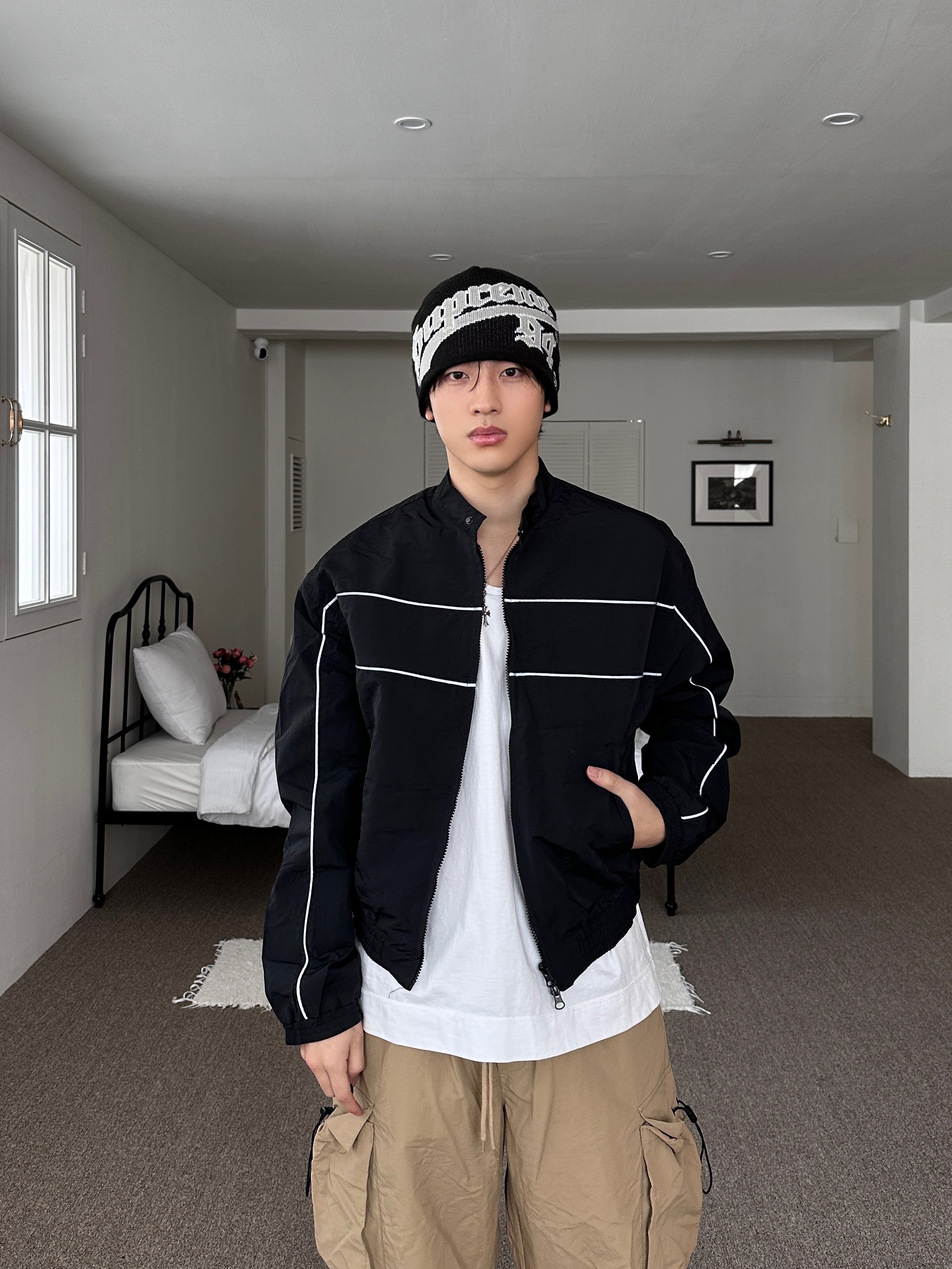 Supreme New Era Script Beanie Black - 22FW 착용 스타일 - 3