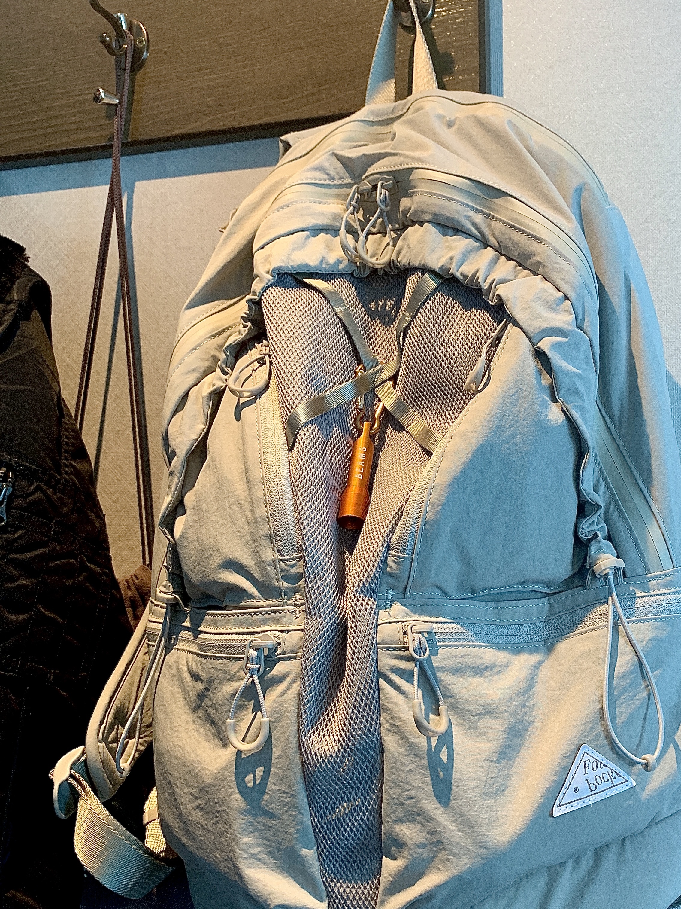 Found Pocket Beetle Backpack Light Grey 착용 스타일