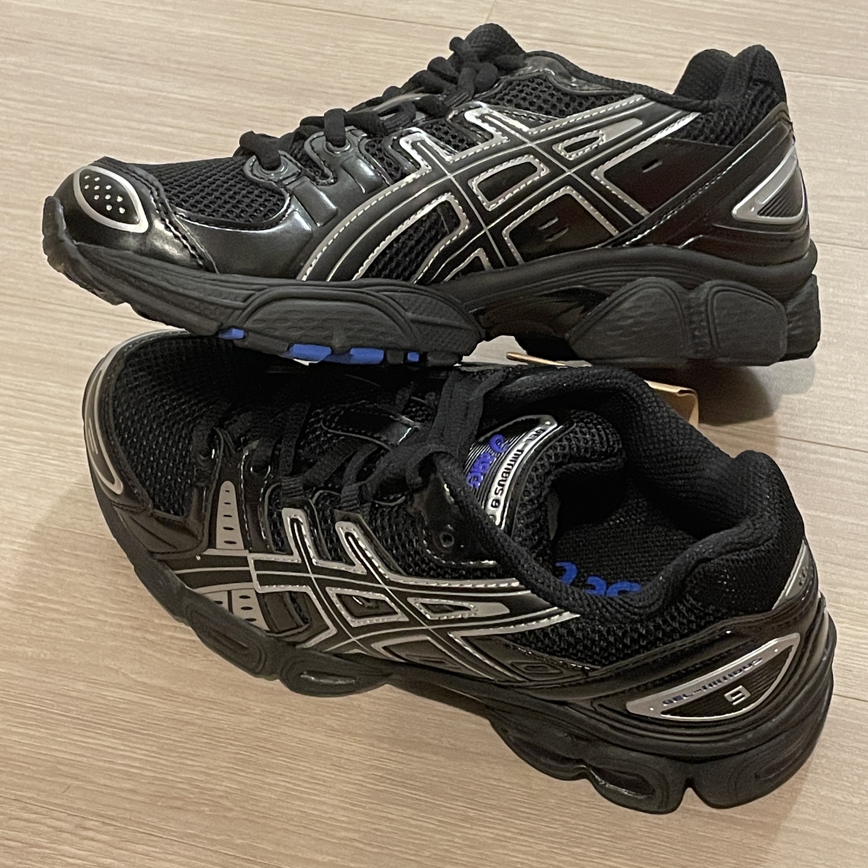 Asics Gel-Nimbus 9 Black Pure Silver 착용 스타일 - 3