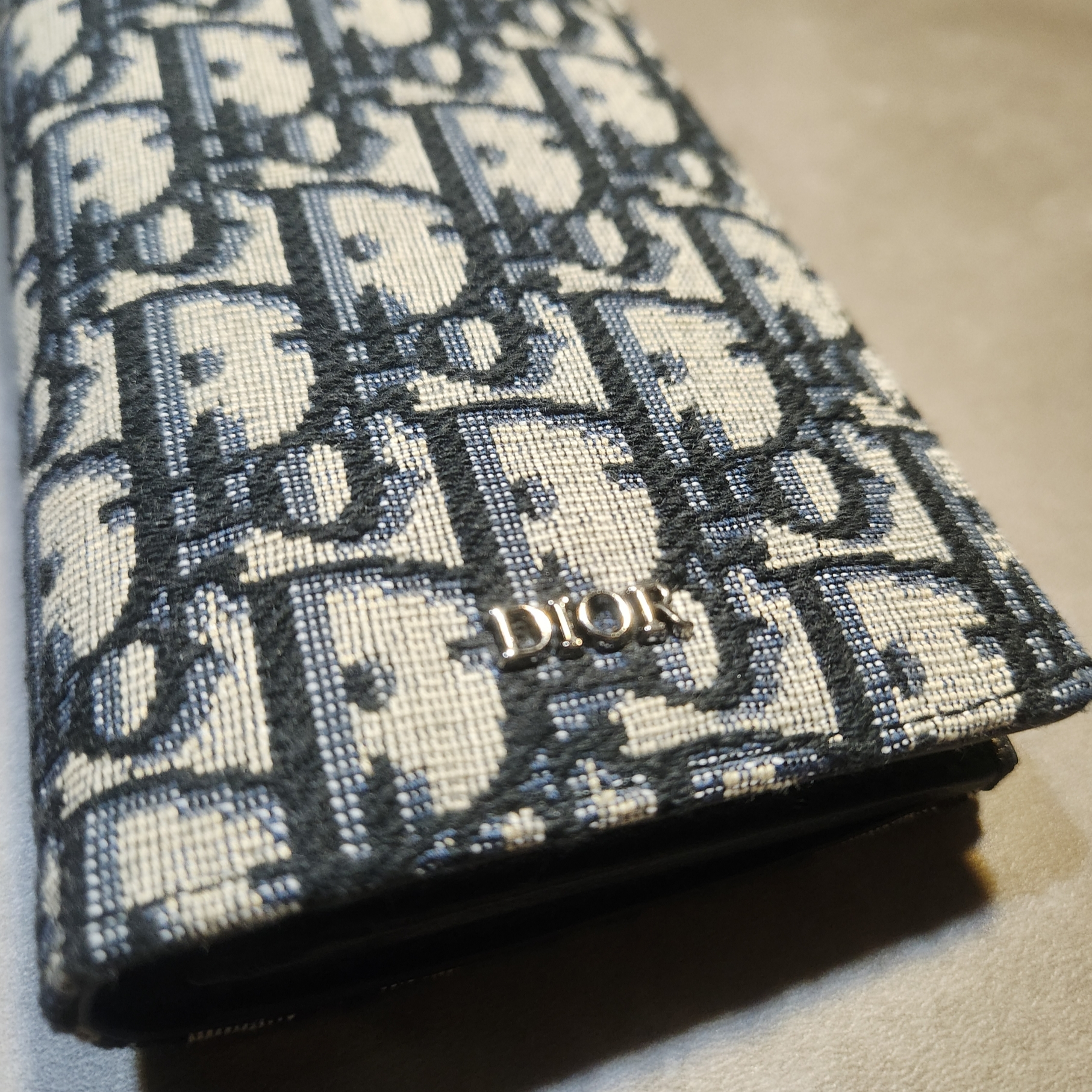 Dior Vertical Long Wallet Beige & Black Dior Oblique Jacquard 착용 스타일 - 1