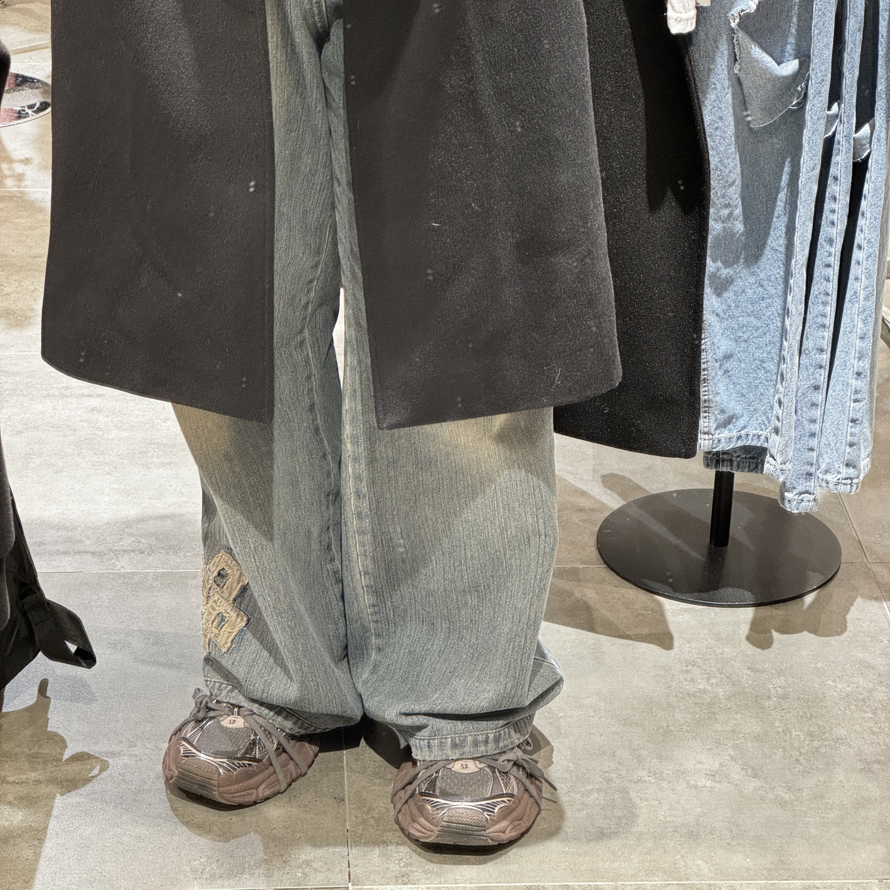 Balenciaga 3XL Sneakers Worn Out Brown 착용 스타일