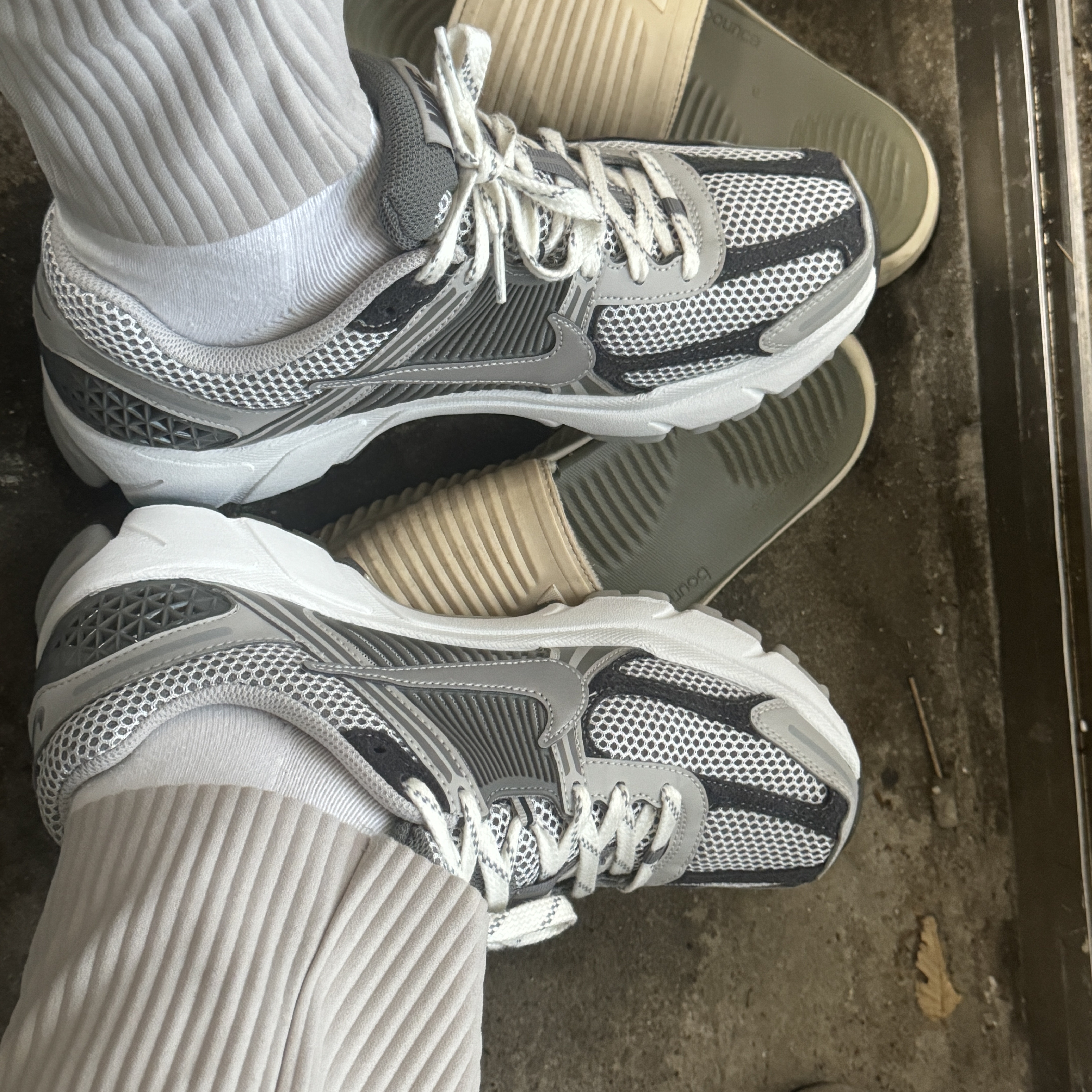 Nike Zoom Vomero 5 PRM Light Iron Ore and Flat Fewter 착용 스타일