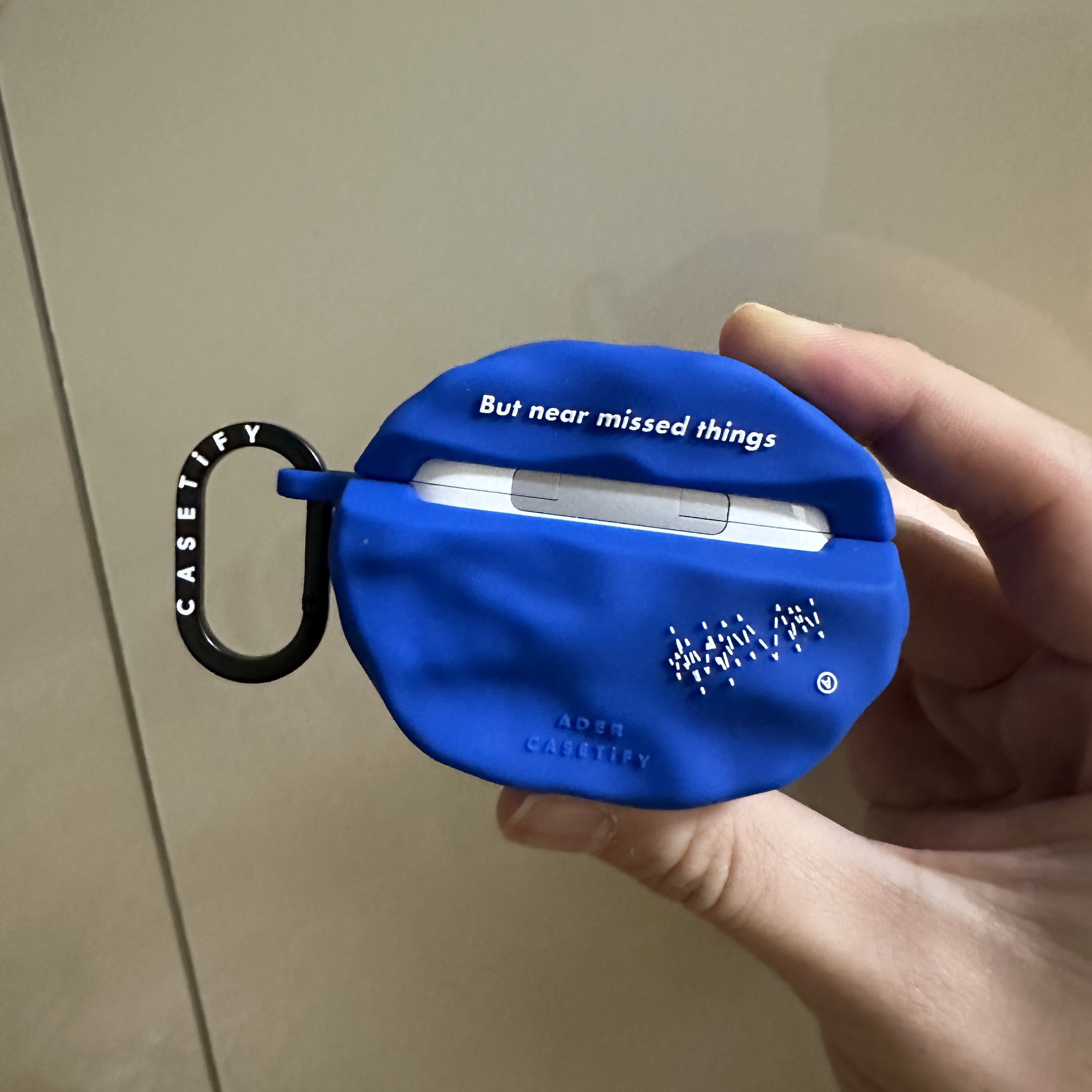 Casetify x Ader Error Wavy Collectable AirPods Pro 1st/2nd gen Case Blue 착용 스타일 - 2