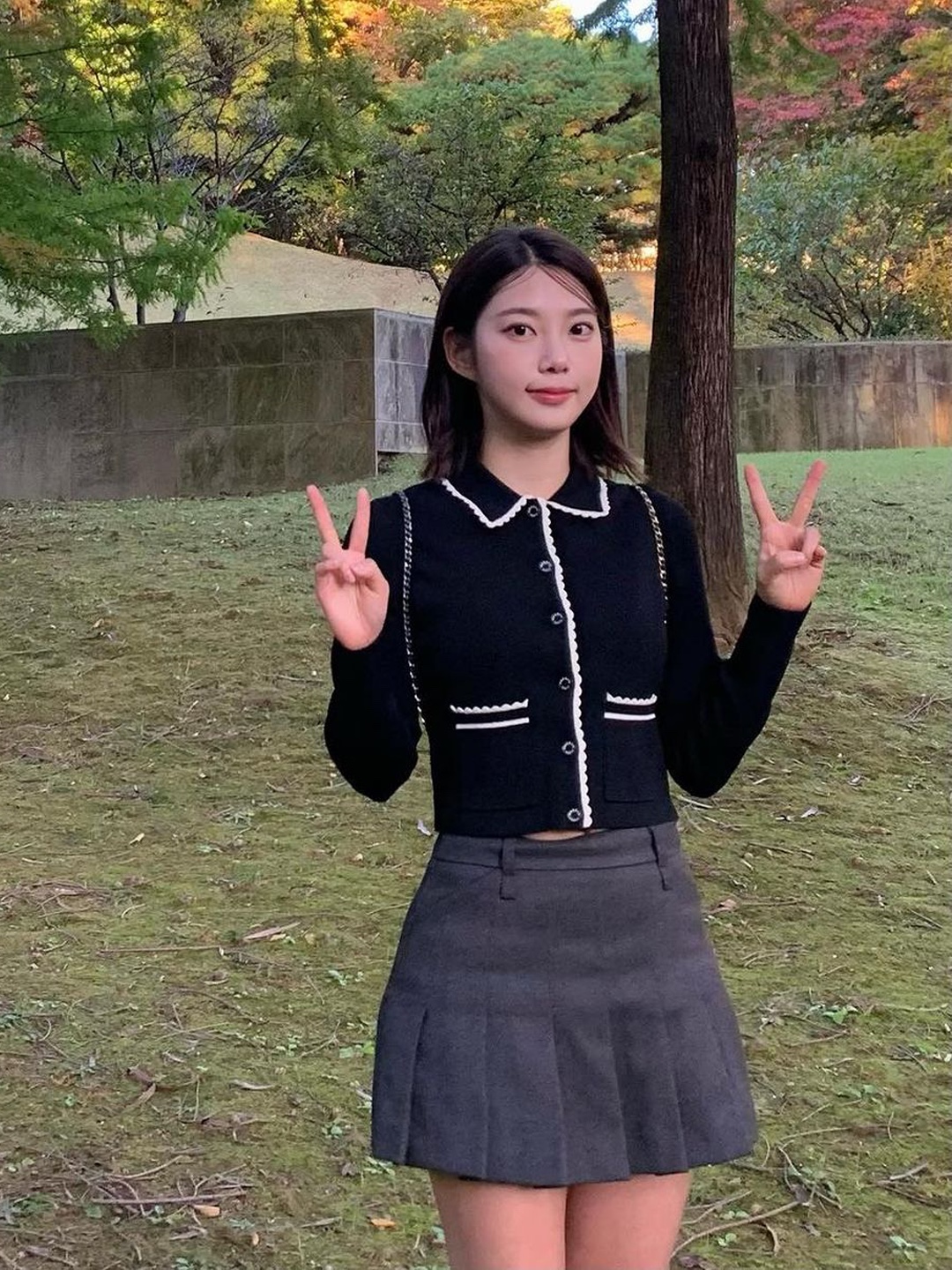 (W) Thom Browne Super 120S Twill Dropped Back Pleated School Uniform Mini Skirt Medium Grey, (W) Thom Browne Super 120S Twill Dropped Back Pleated School Uniform Mini Skirt Navy 착용 스타일 - 5
