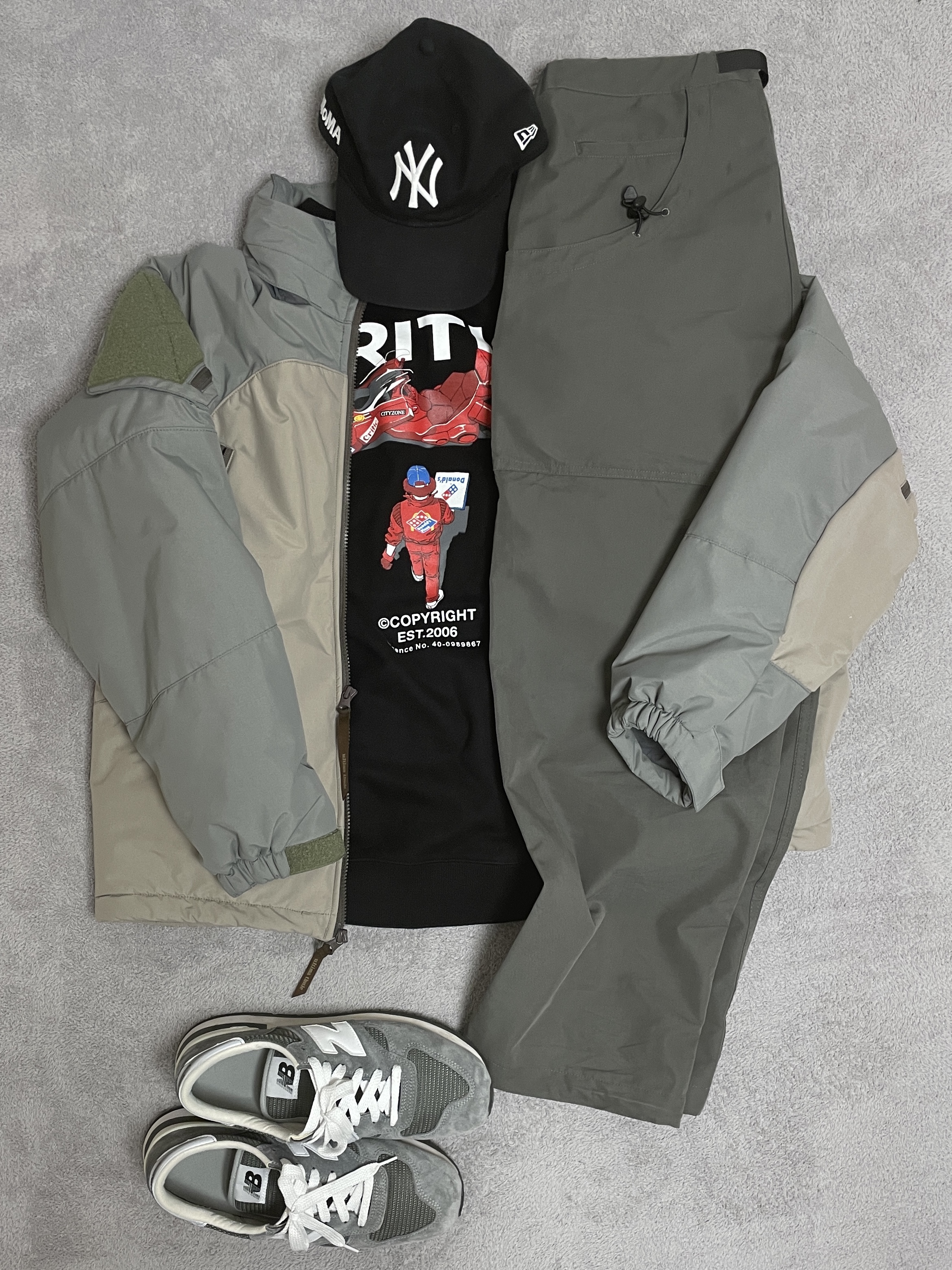 New Balance 990v1 Made in USA Grey White, New Era x MoMA New York Yankees Cap Black 착용 스타일 - 6