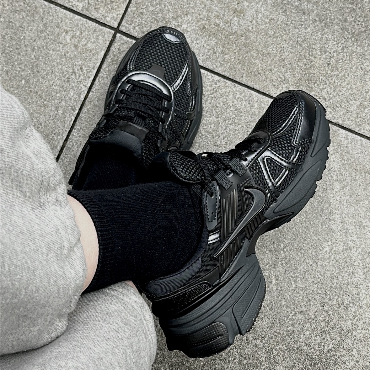 Nike V2K Run Black Anthracite 착용 스타일