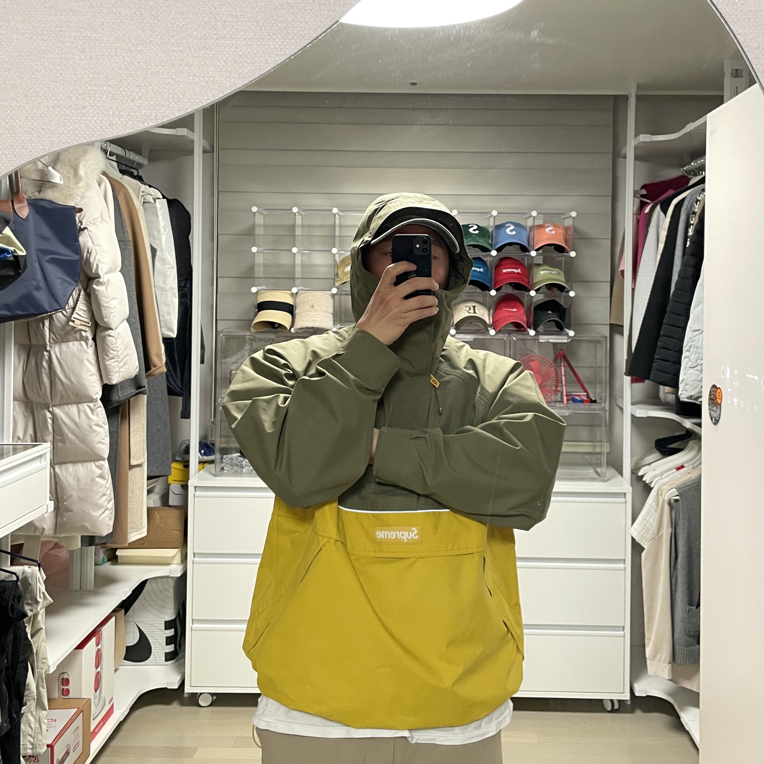 Supreme Gore-Tex Anorak Yellow - 24SS, Supreme Strawberries Camp Cap Multicolor - 23SS 착용 스타일 - 1