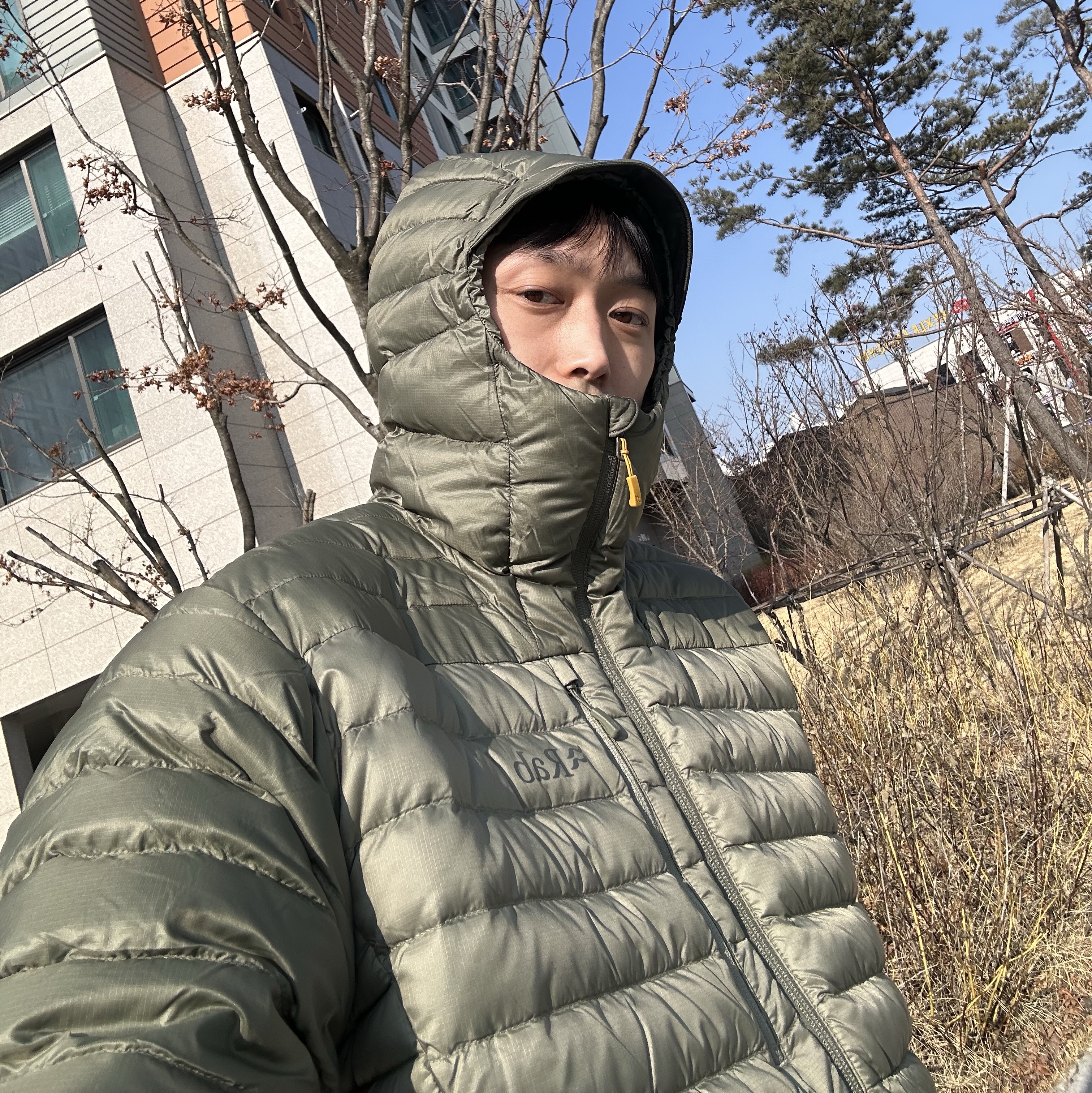 Rab Microlight Alpine Jacket Light Khaki 착용 스타일 - 3