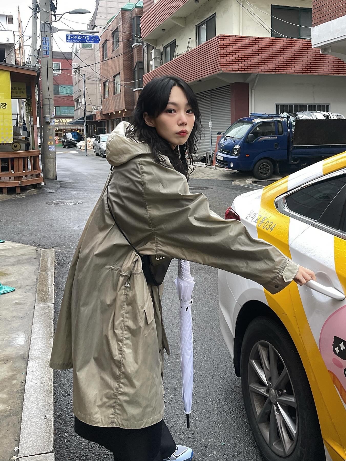아식스 x 세실리에 반센 GT-2160 퓨어 실버 미드나잇, 셀린느 스무스 카프스킨 트라이앵글백 셀린느 프린트 블랙 착용 스타일