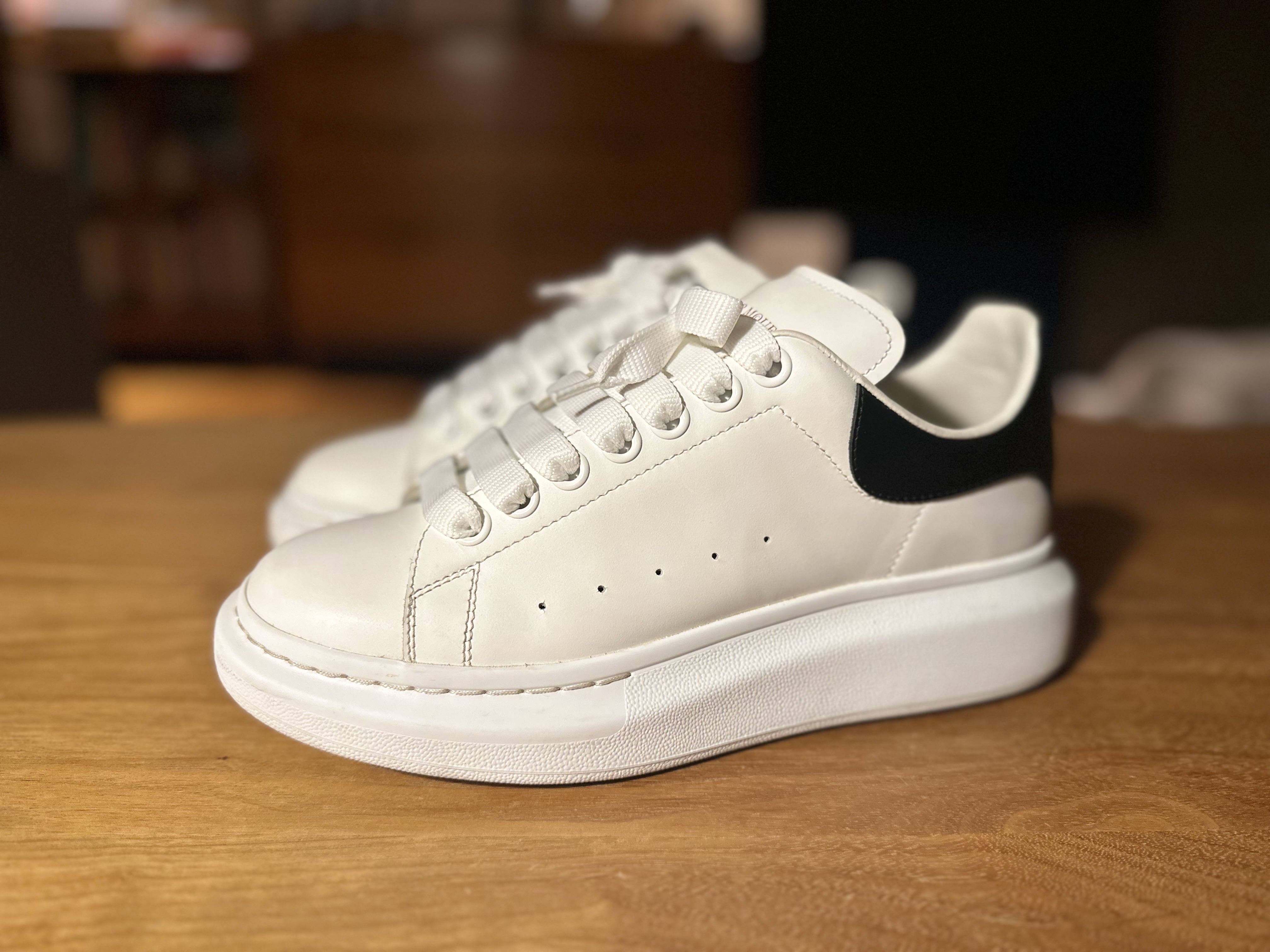 Alexander McQueen Oversized Sneakers White Black 착용 스타일 - 1