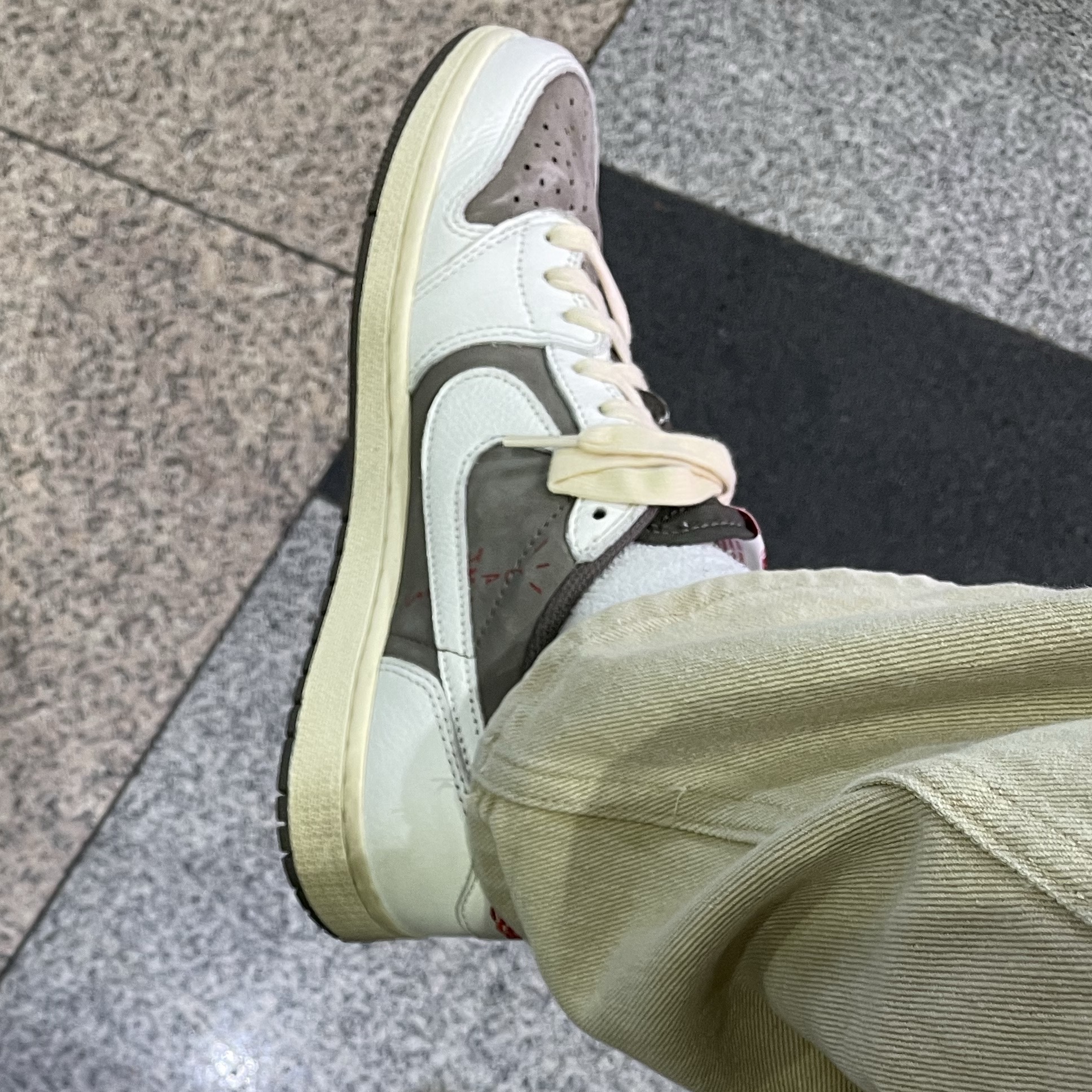 Jordan 1 x Travis Scott Retro Low OG SP Sail and Ridgerock 착용 스타일