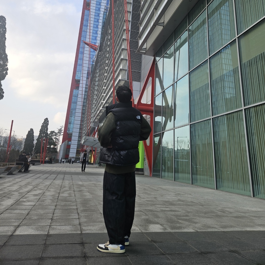 The North Face Nuptse On Ball Vest Real Black, Jordan 1 x Travis Scott x Fragment Retro Low OG SP Military Blue 착용 스타일 - 1