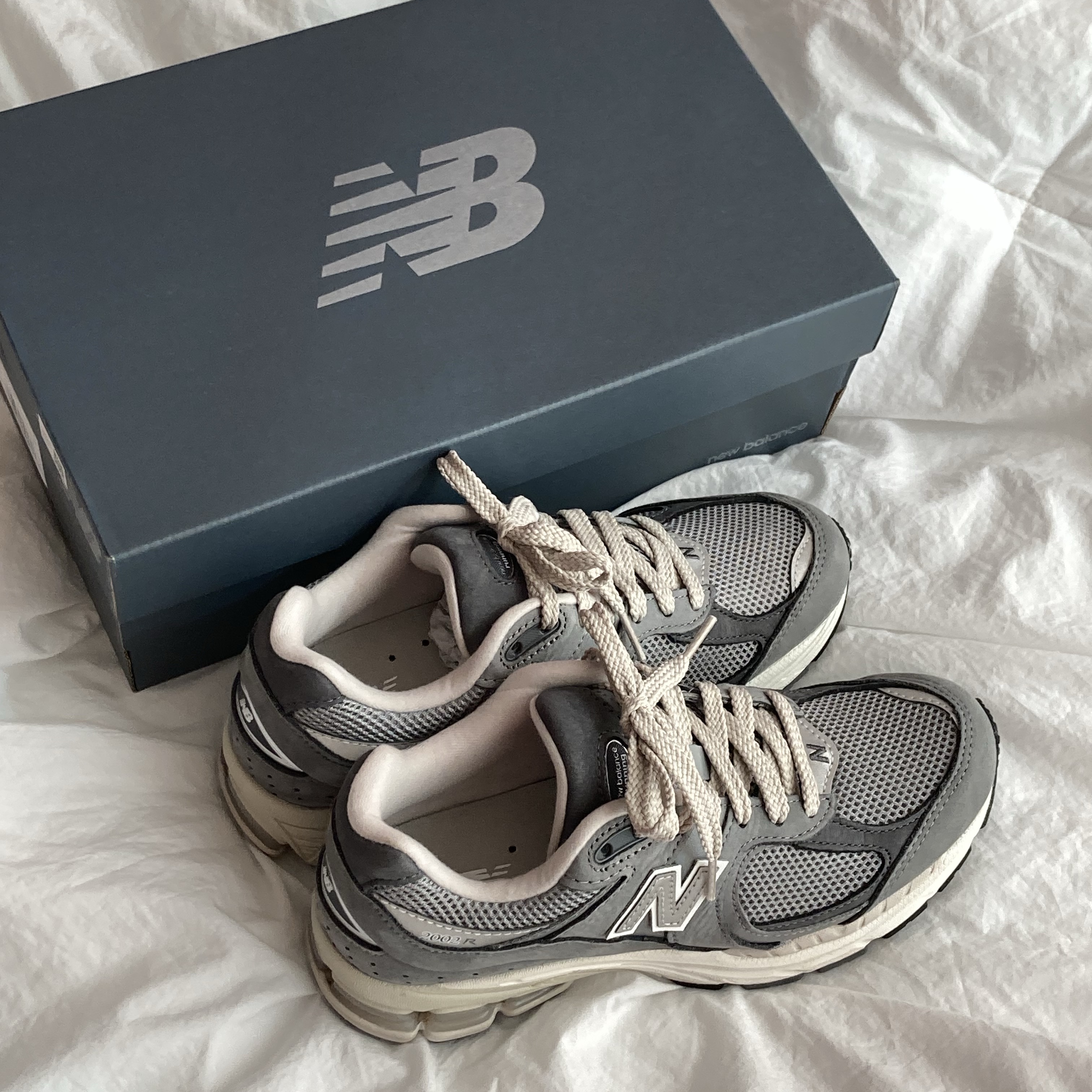 New Balance 2002R Premium Vintage Grey 착용 스타일 - 1