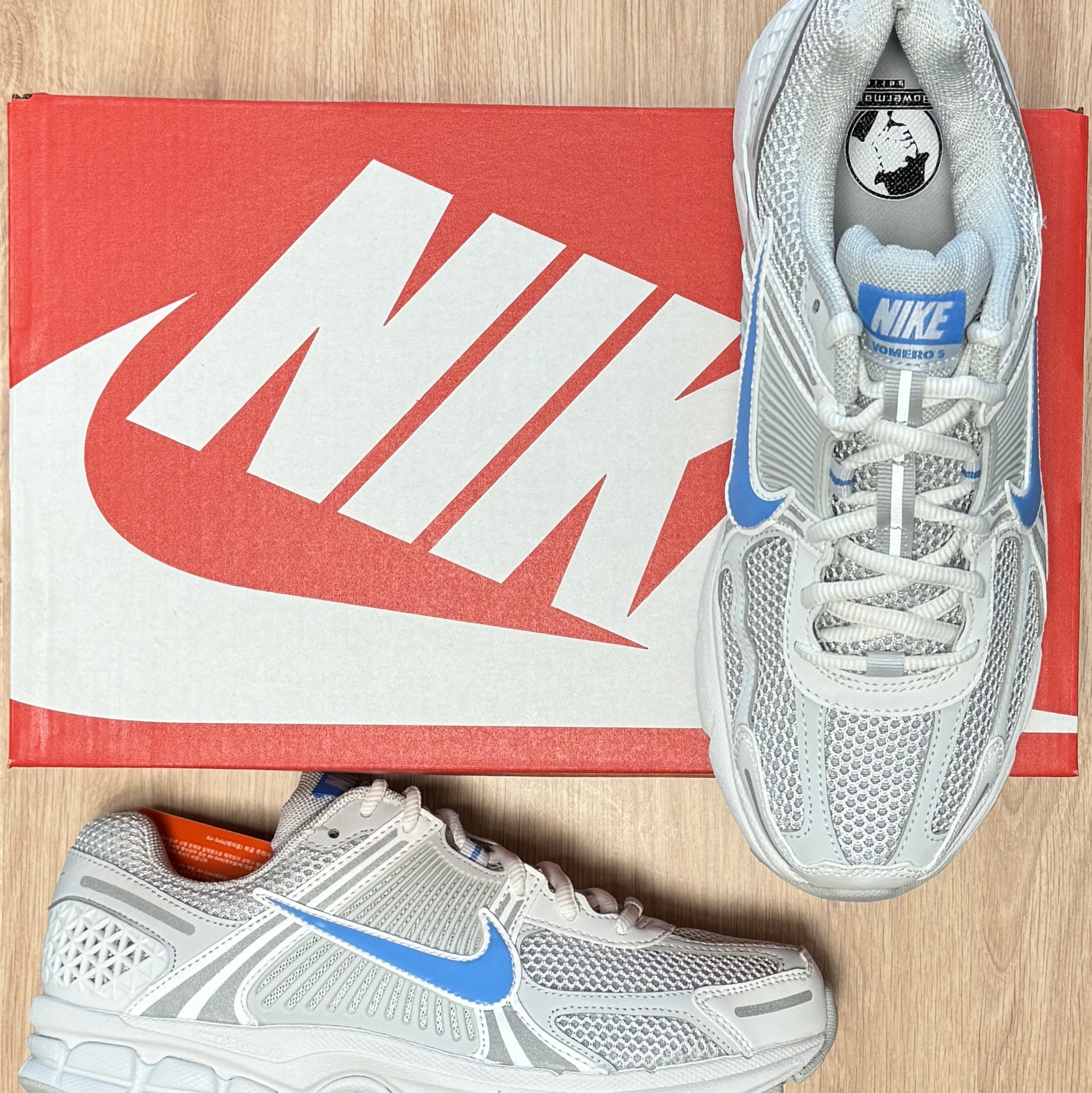 Nike Zoom Vomero 5 Photon Dust and University Blue 착용 스타일