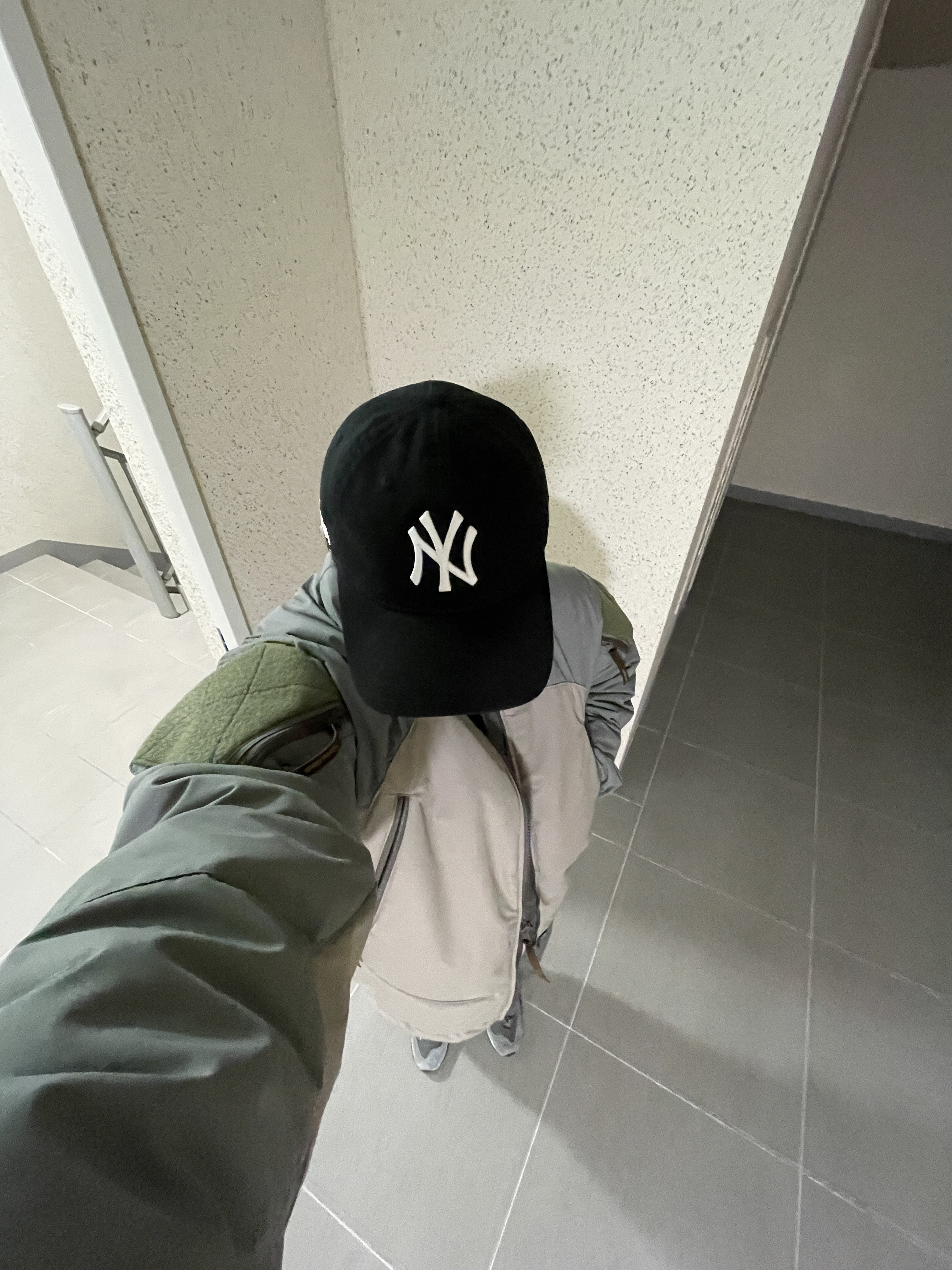 New Balance 990v1 Made in USA Grey White, New Era x MoMA New York Yankees Cap Black 착용 스타일 - 4