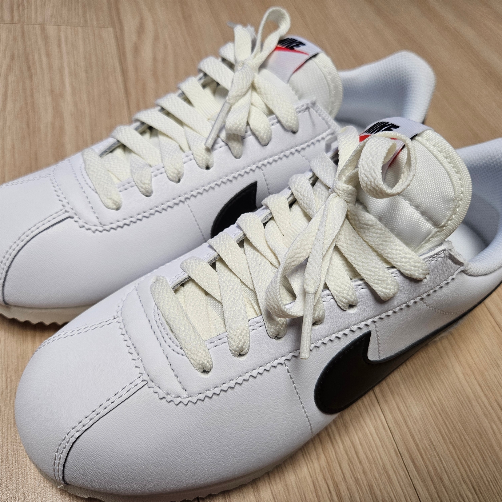 (W) Nike Cortez White and Black 착용 스타일 - 4