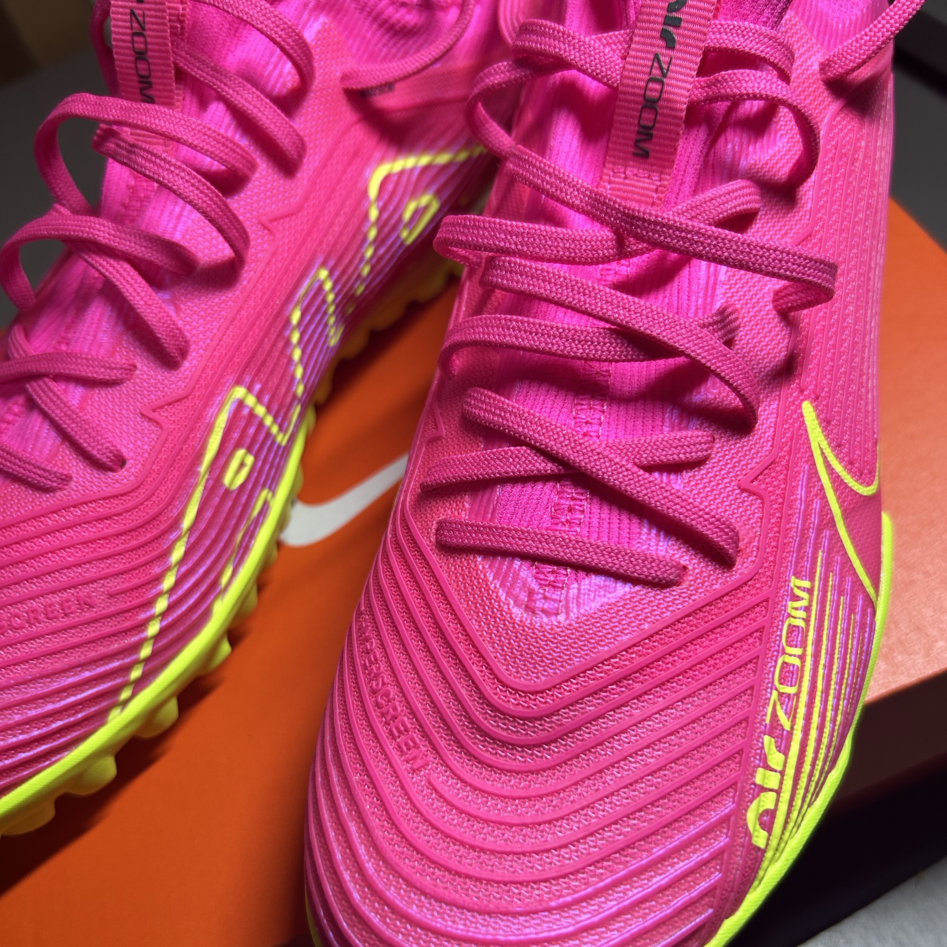 Nike Zoom Mercurial Vapor 15 Pro TF Pink Blast Volt 착용 스타일
