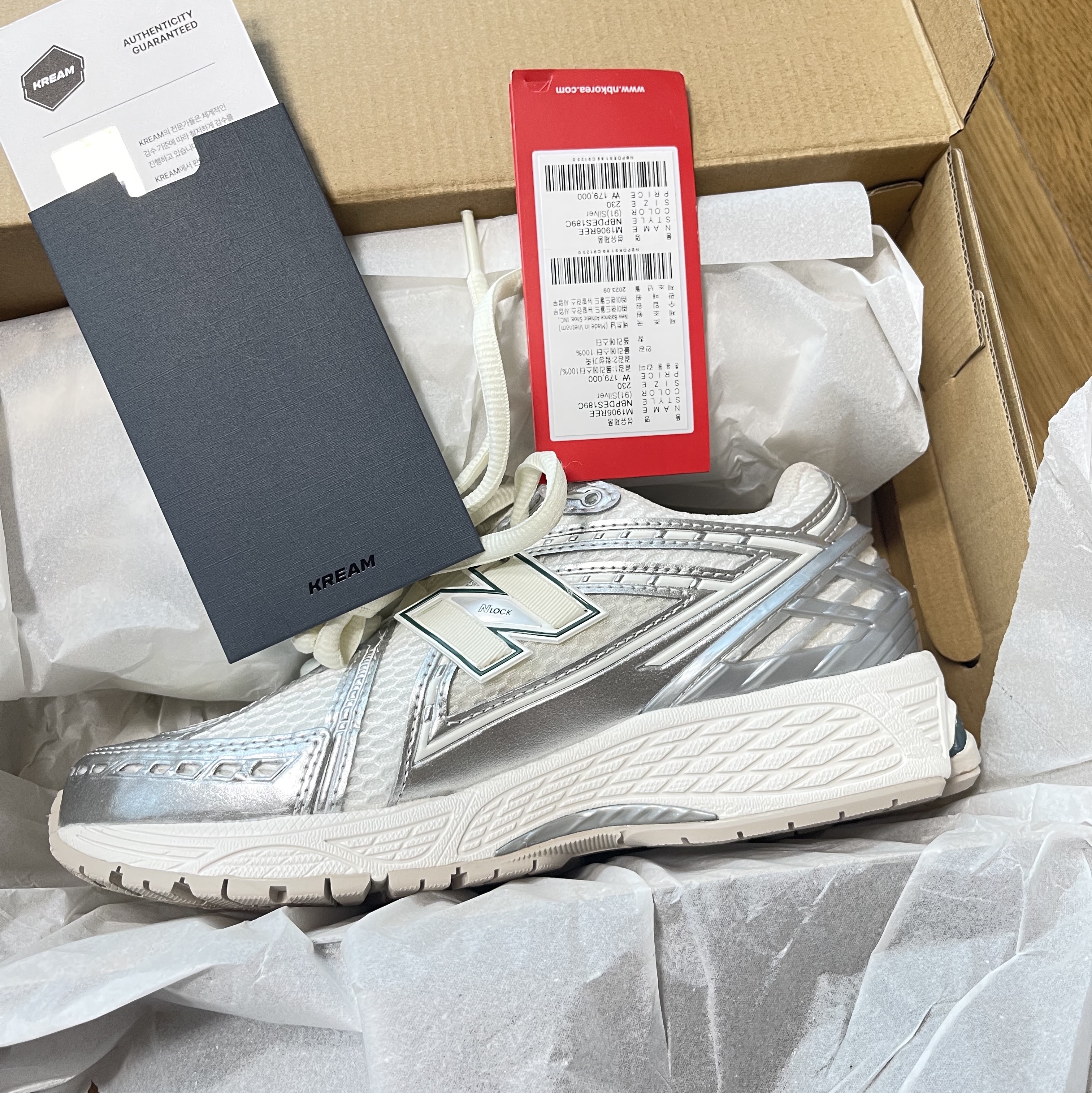 New Balance 1906R Silver Metallic Sea Salt 착용 스타일 - 2