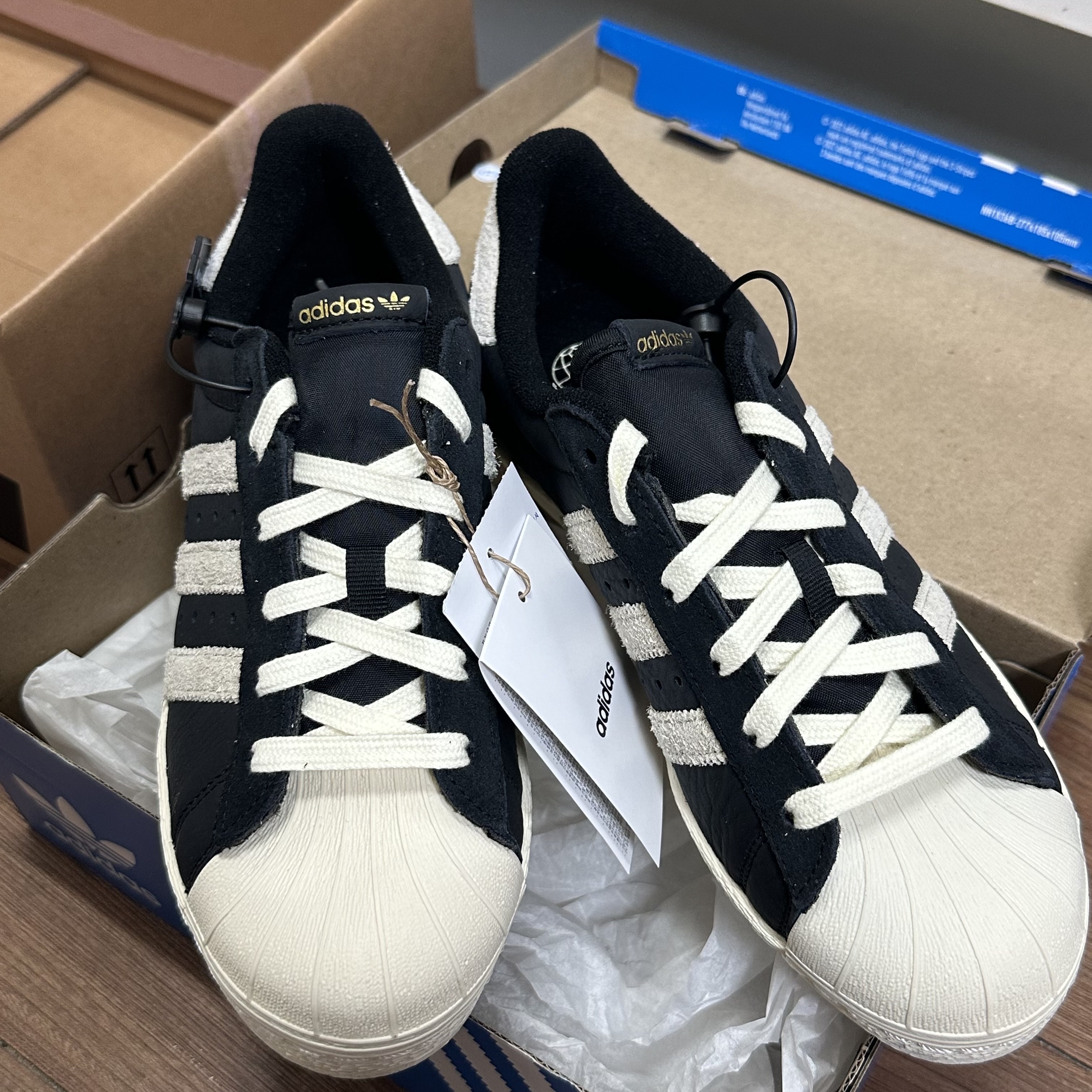 Adidas Superstar 82 Black White 착용 스타일