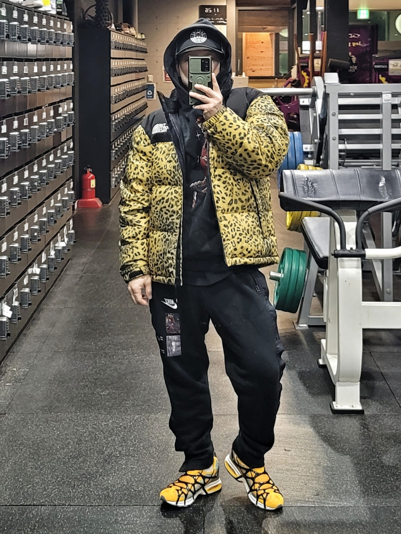 Nike x Stranger Things Pro Cap Black, The North Face White Label Novelty Nuptse Down Jacket P Gold 착용 스타일