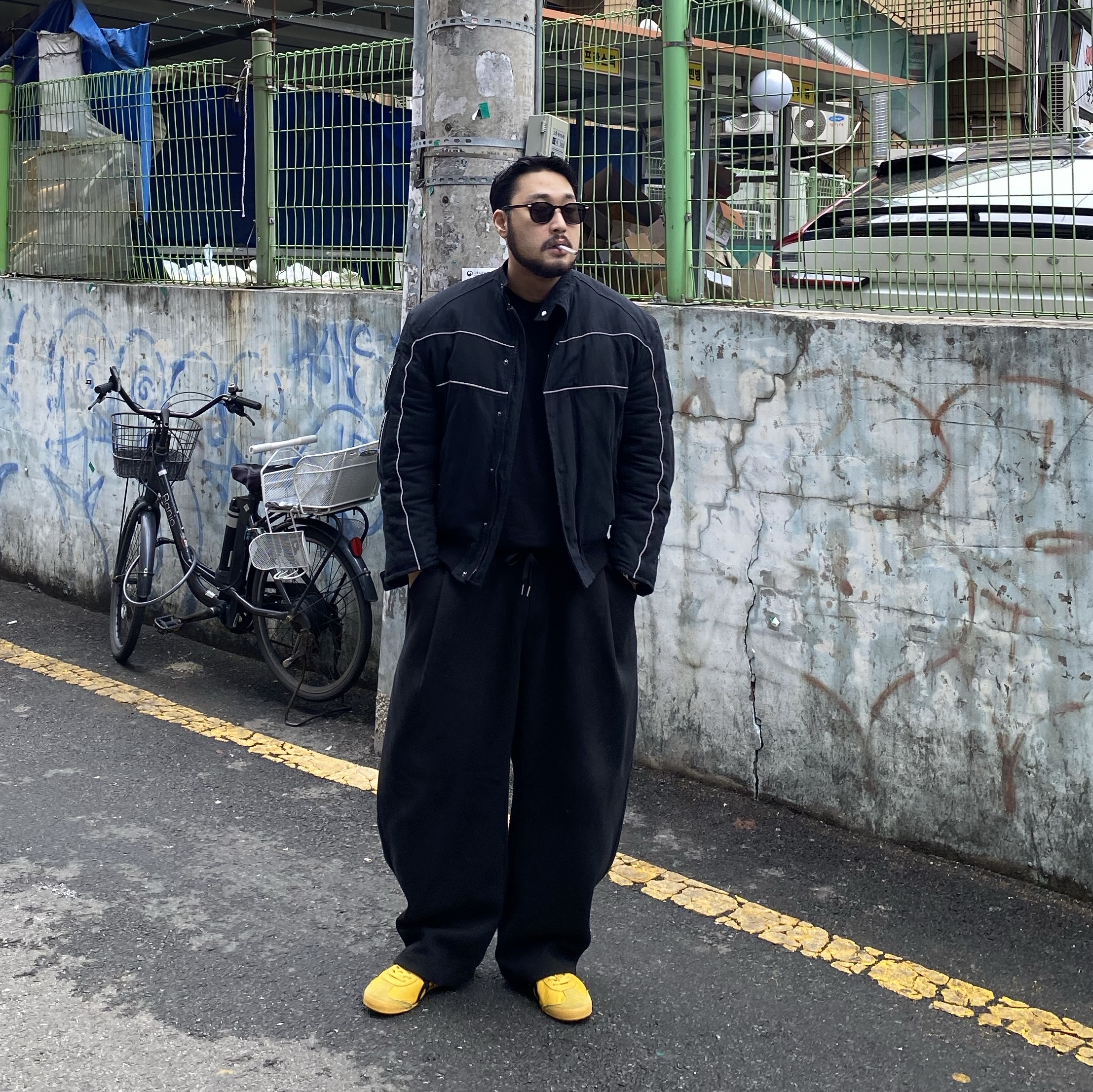 Onitsuka Tiger Mexico 66 Yellow Black 착용 스타일 - 1