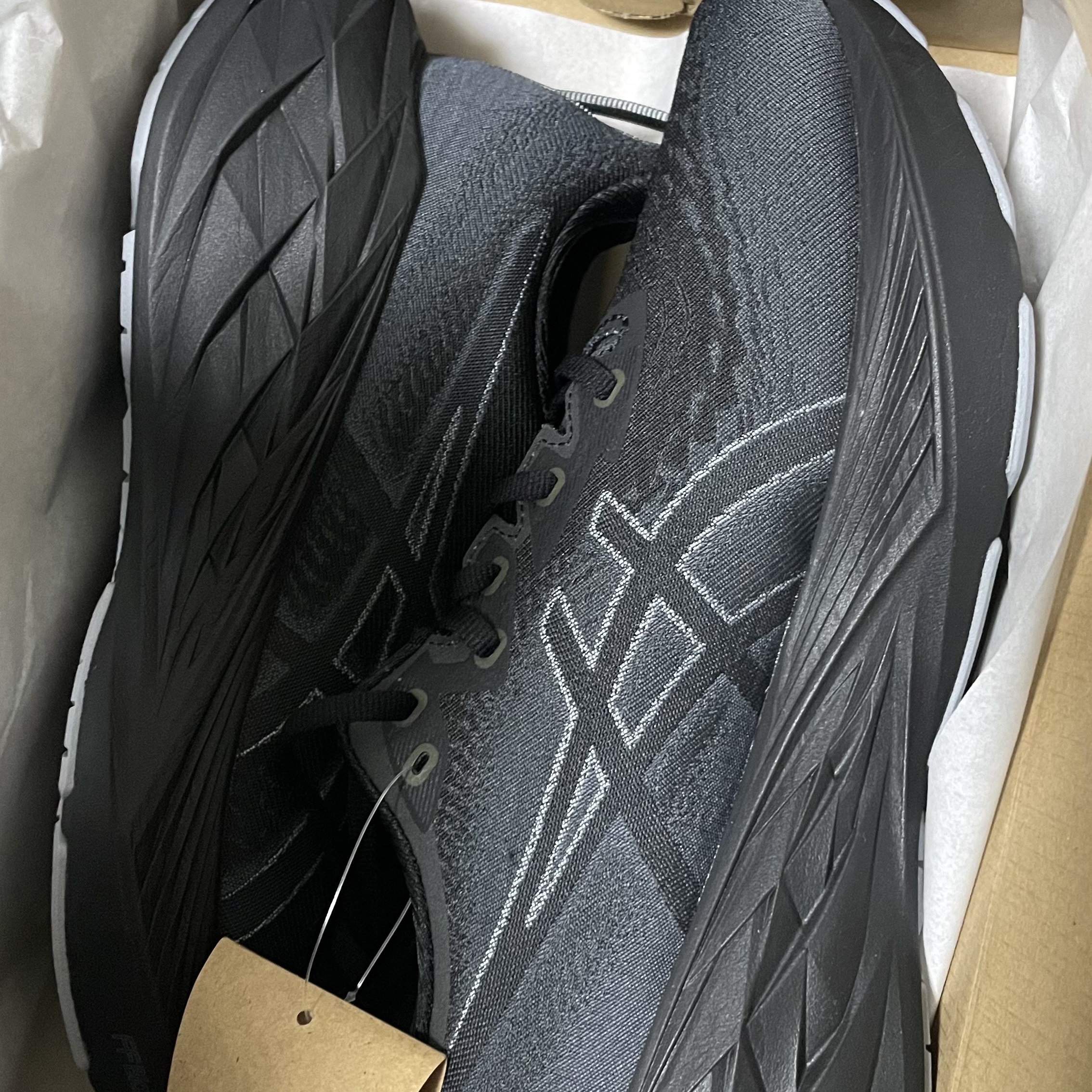 Asics Novablast 4 Black Graphite Grey - 2E Wide 착용 스타일 - 2