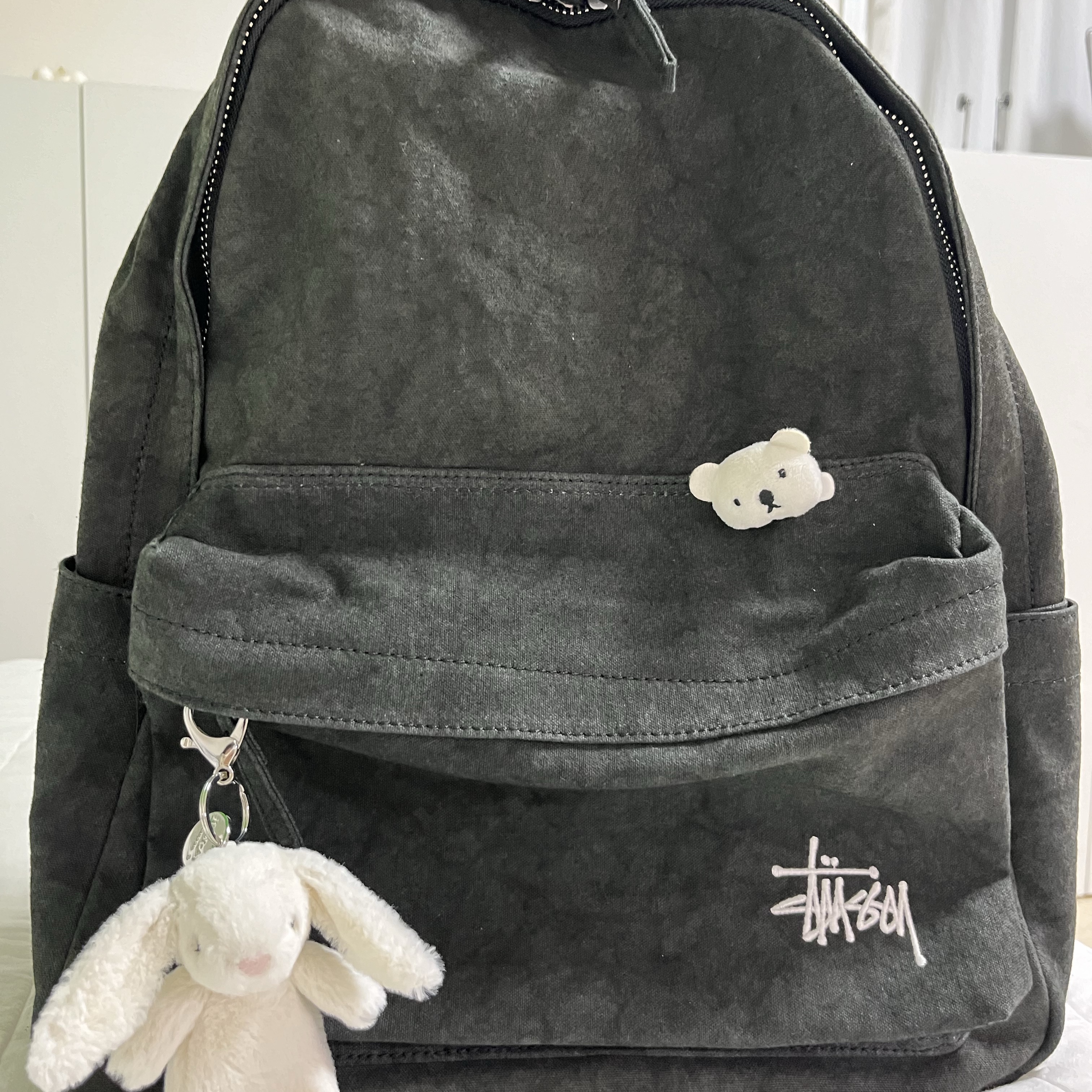 Stussy Canvas Backpack Washed Black, Jellycat Bashful Bunny Bag Charm Cream 착용 스타일