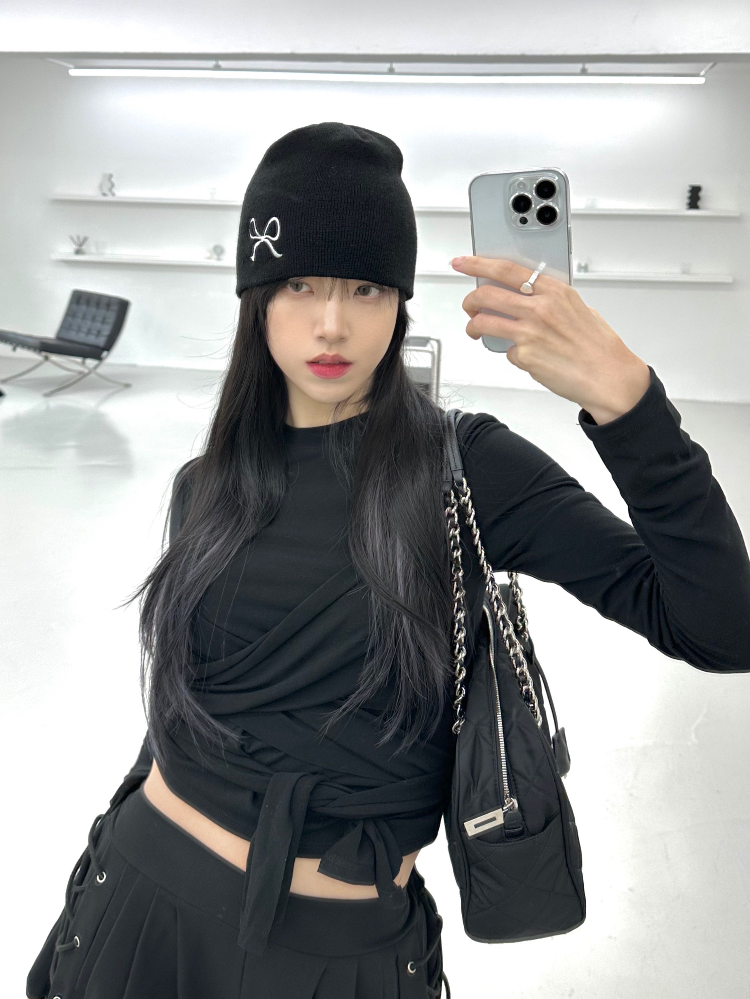 Prada Nylon Quilted Chain Mini Shoulder Bag Black, Gucci Trademark Ring With Heart Pendant Silver 착용 스타일 - 1