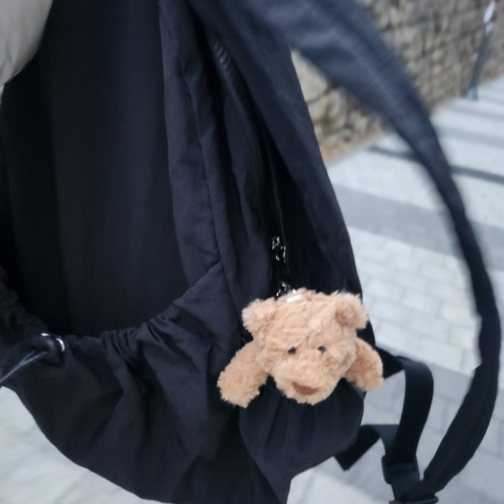 Jellycat Bartholomew Bear Bag Charm Brown 착용 스타일