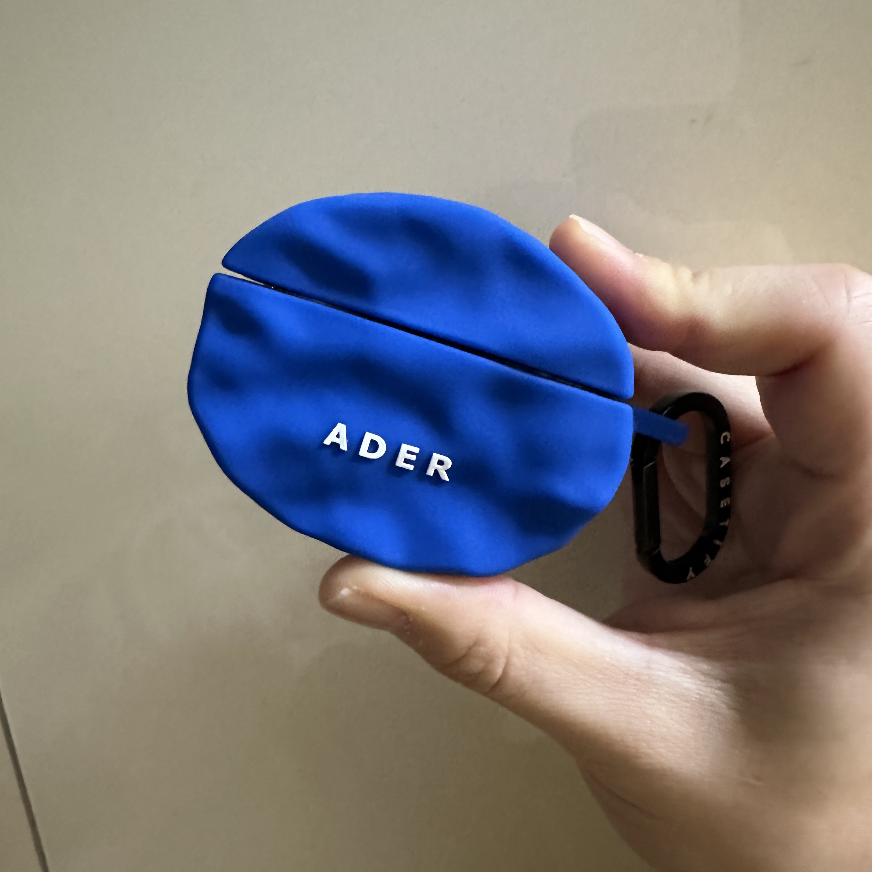 Casetify x Ader Error Wavy Collectable AirPods Pro 1st/2nd gen Case Blue 착용 스타일 - 1