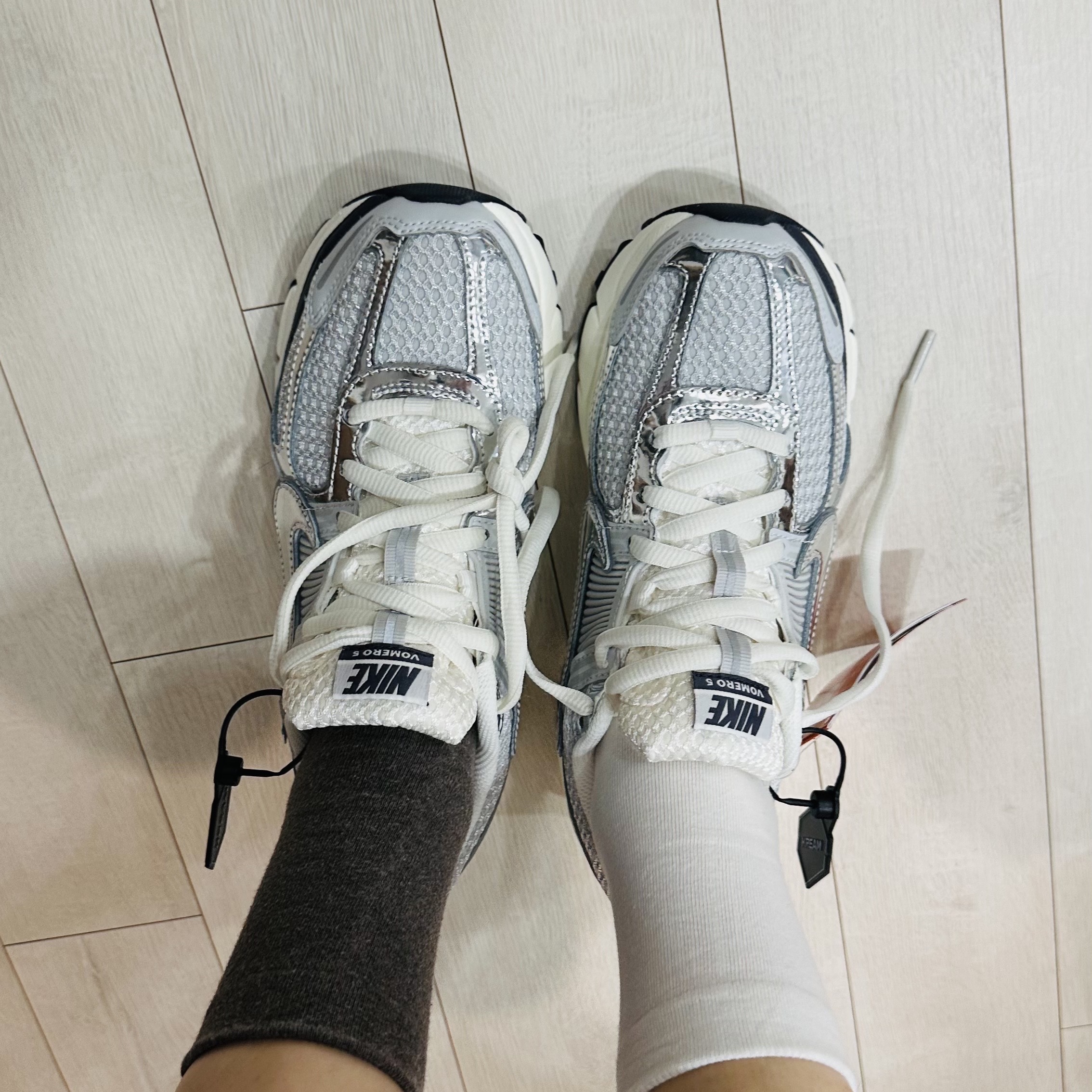 (W) Nike Zoom Vomero 5 Photon Dust and Metallic Silver 착용 스타일