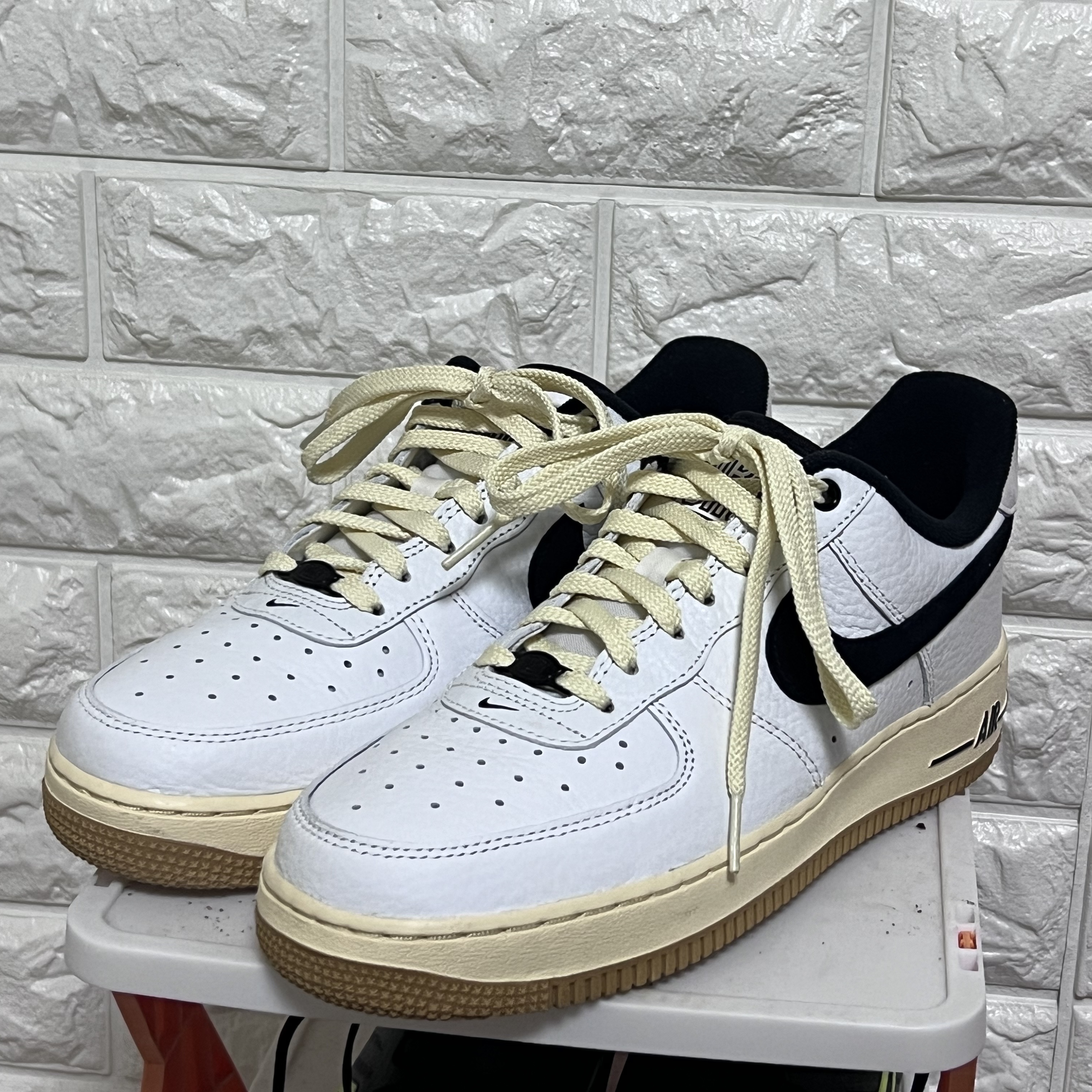 (W) Nike Air Force 1 '07 LX Black and Summit White 착용 스타일