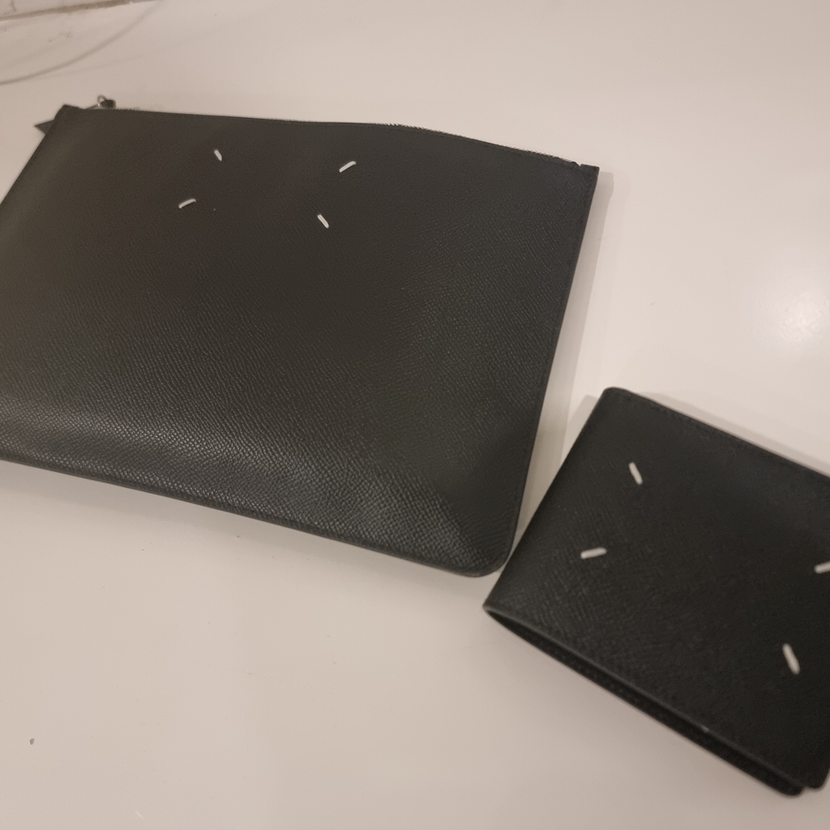 Maison Margiela Bovine Leather Bi-Fold Wallet Black, Maison Margiela Bovine Leather Large Pouch Black 착용 스타일 - 1