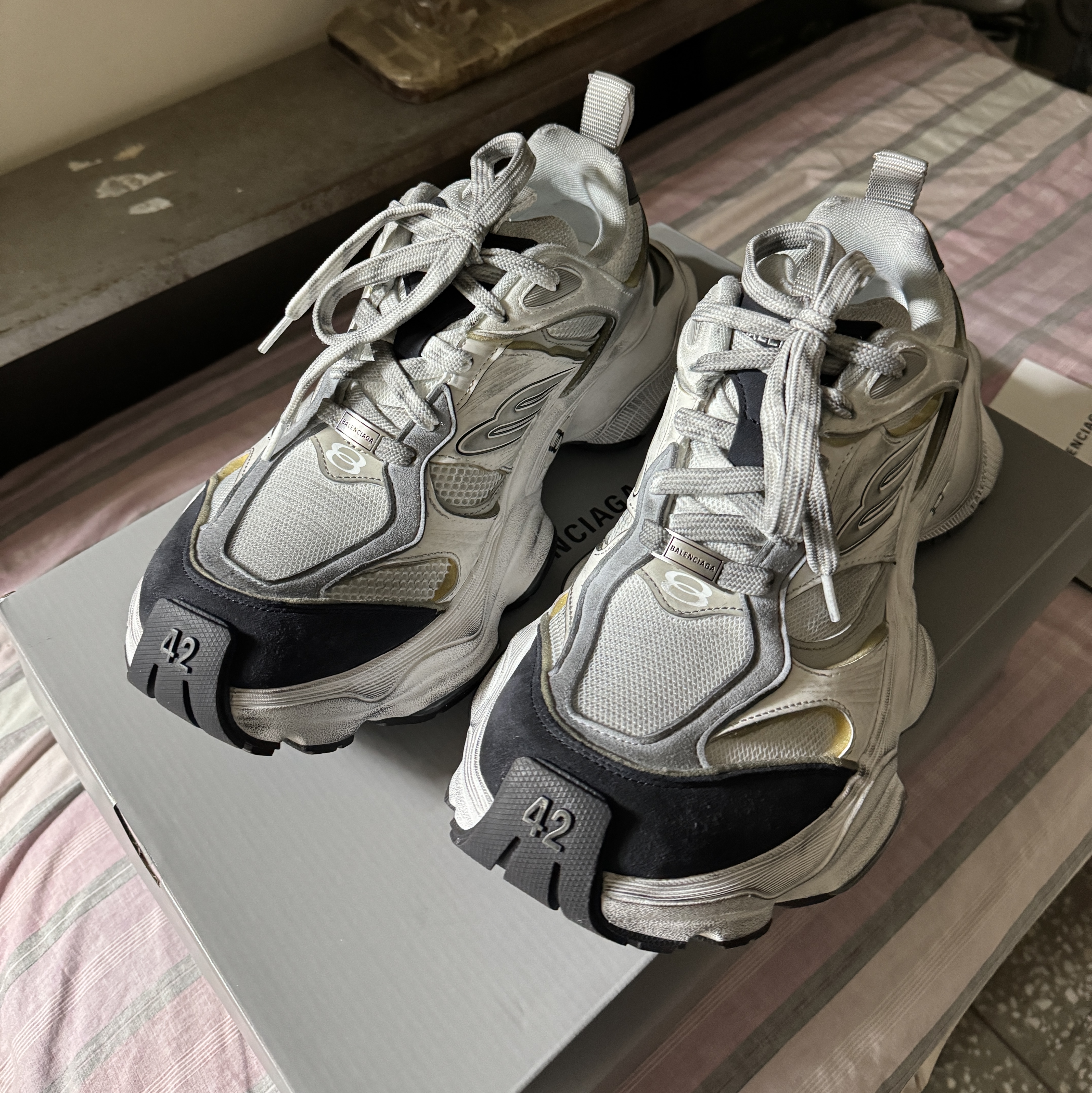 Balenciaga Cargo Sneakers White Grey 착용 스타일 - 1