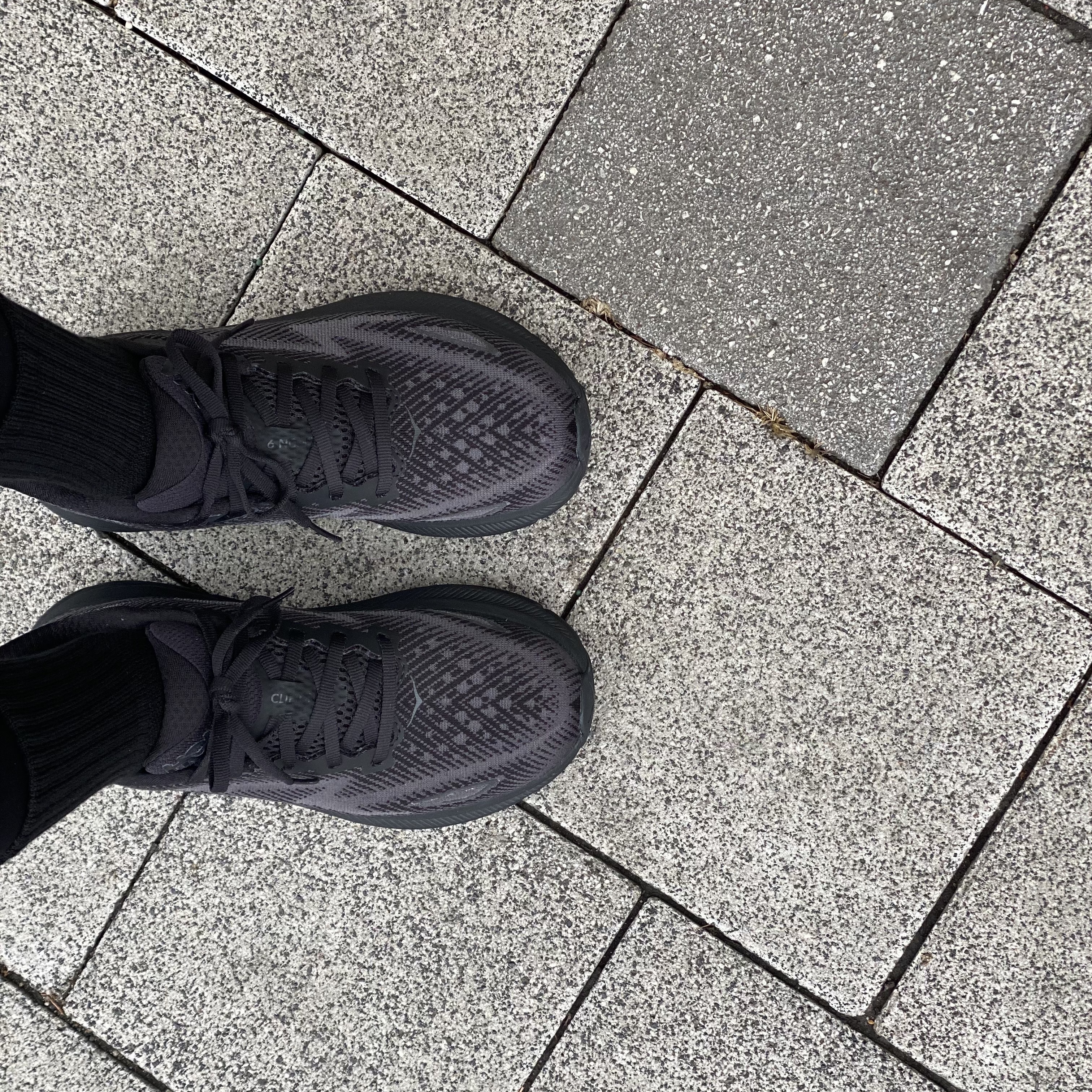 (W) Hoka Clifton 9 Black - Regular 착용 스타일