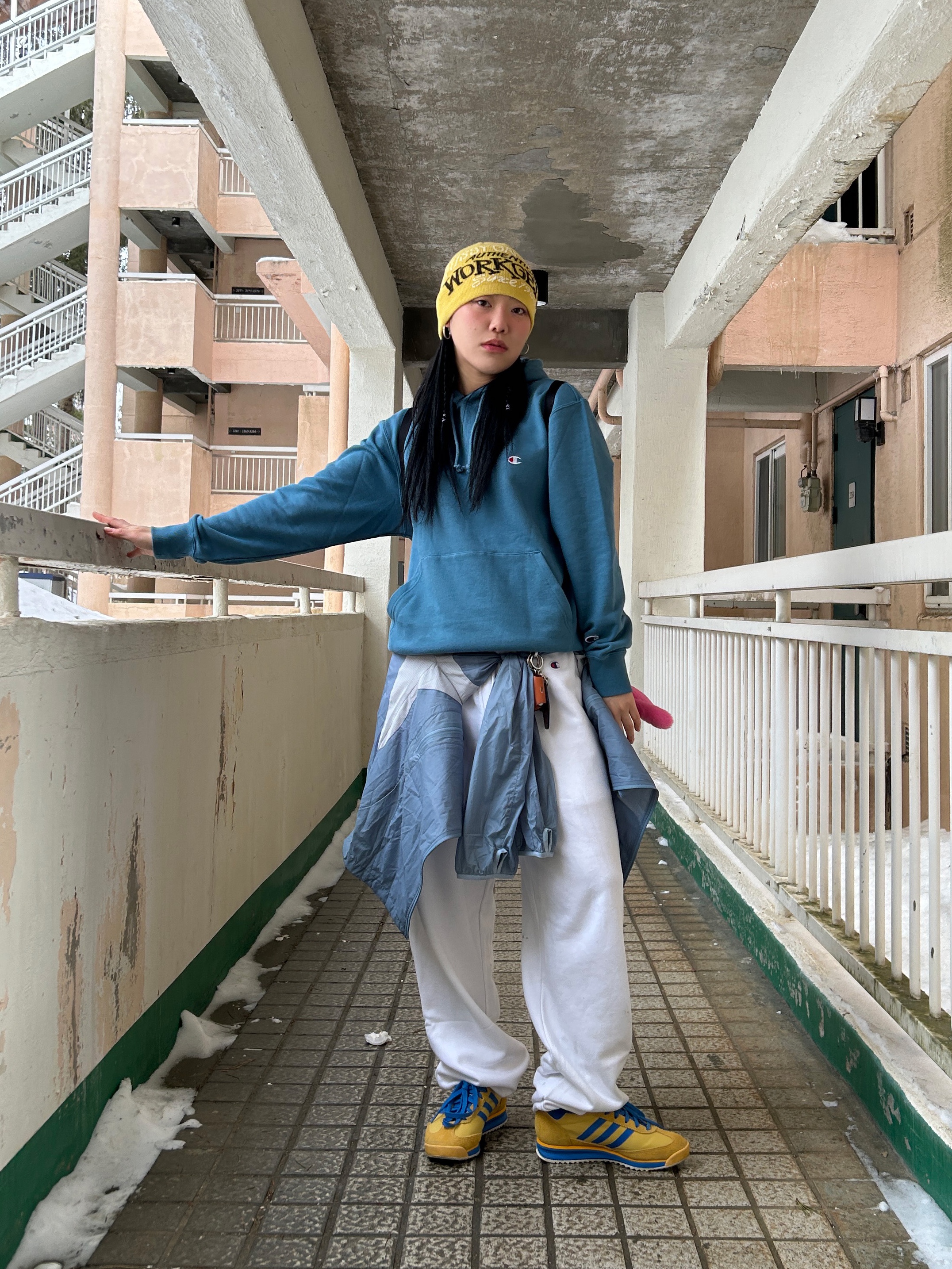 Stussy Workgear Print Skullcap Beanie Bone, Adidas SL 72 RS Utility Yellow Bright Royal 착용 스타일 - 4