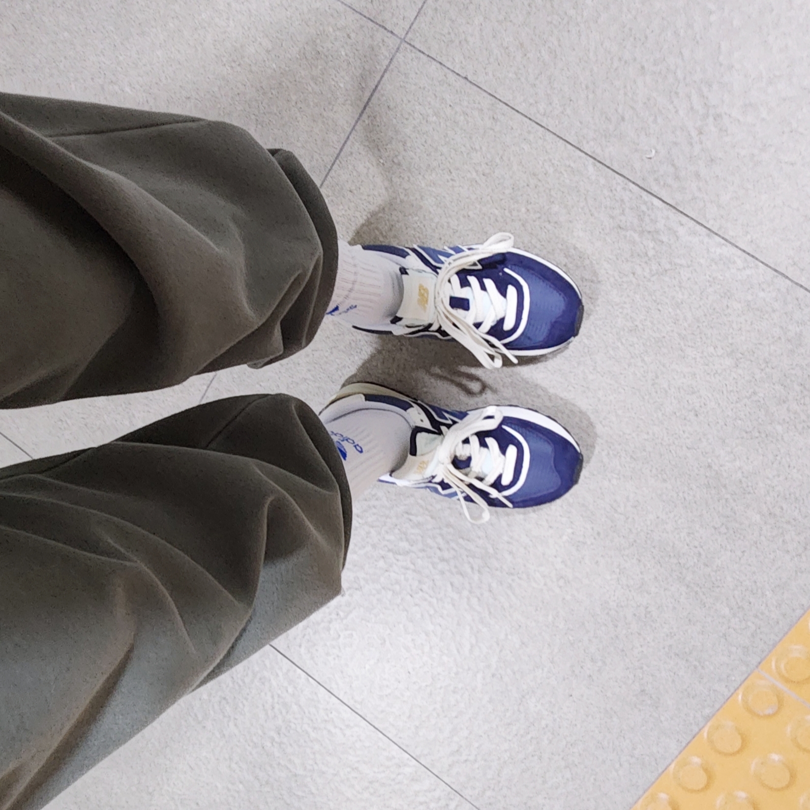 New Balance 574 Legacy Navy 착용 스타일