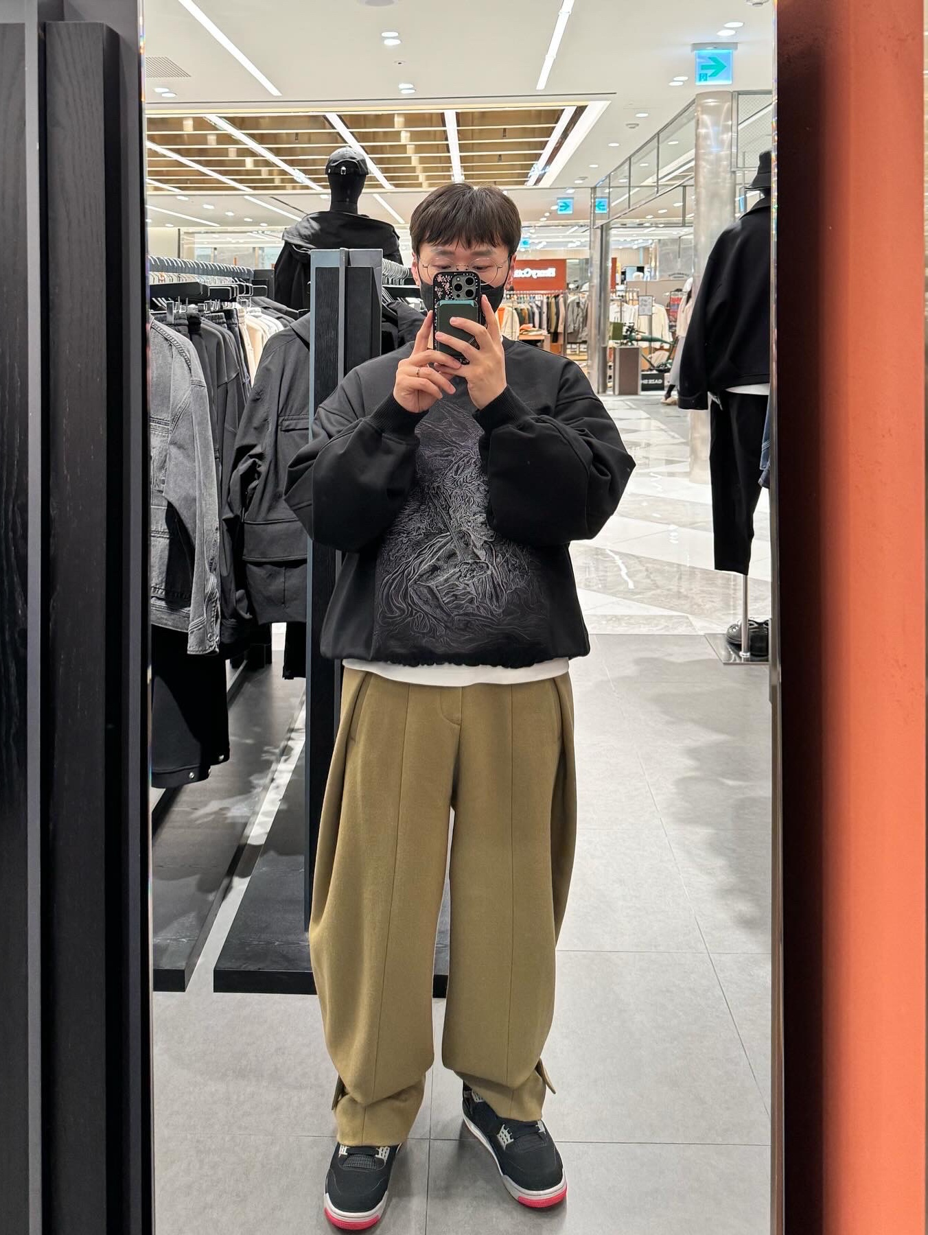 Wooyoungmi Flower Print Back Logo Hoodie Black - 21SS, Wooyoungmi Folding Wide Pants Camel 착용 스타일 - 4